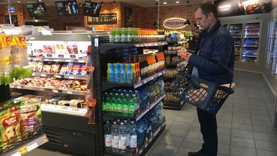 Zatankuj piwo, telewizor i pieczywo, czyli stacja paliw jako supermarket