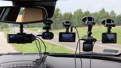 Popularne rejestratory wideo - jak wybrać najlepszą kamerkę do auta?