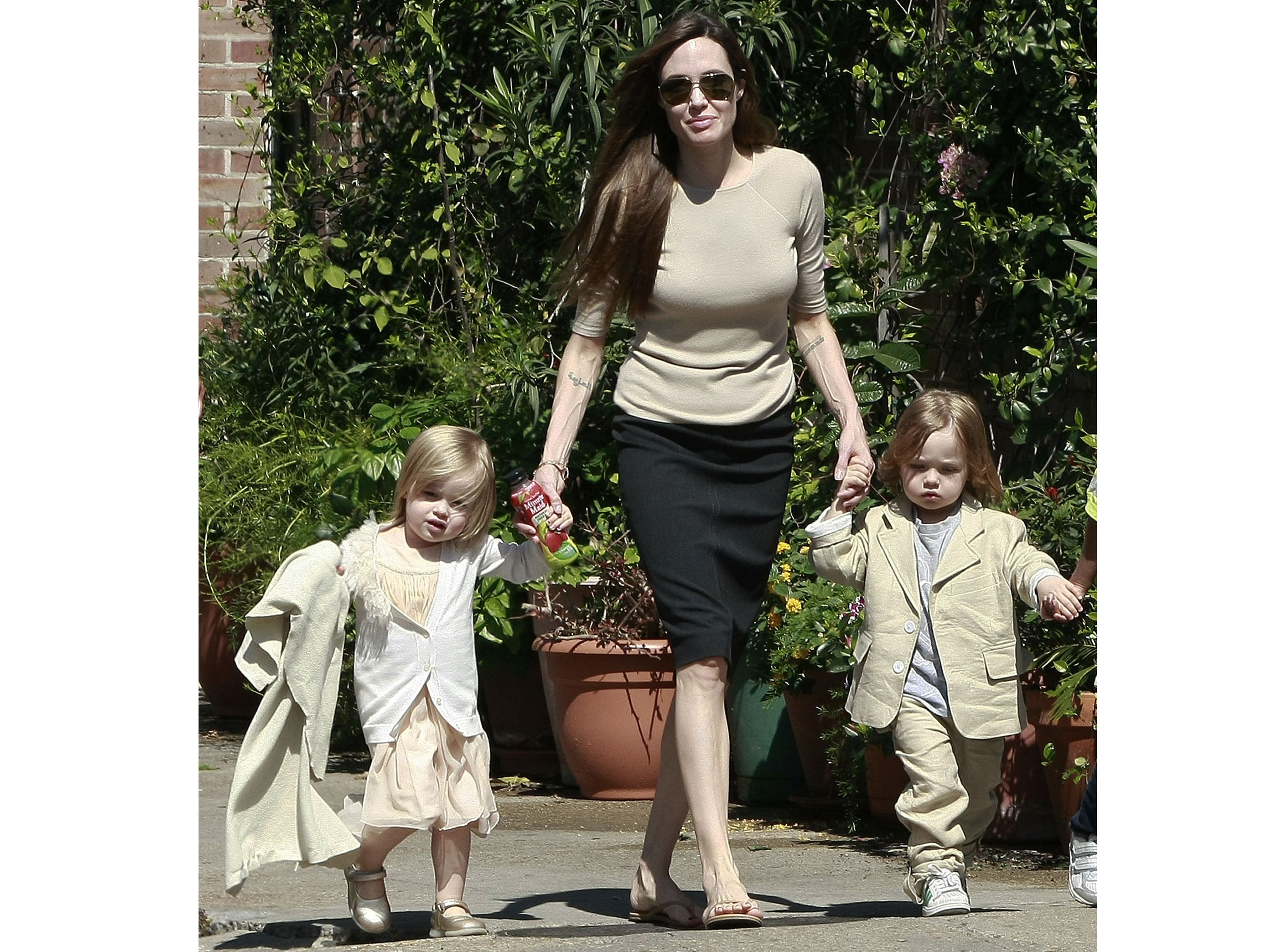 Angelina Jolie z trzyletnimi bliźniętami: Knoxem Léonem i Vivienne Marcheline