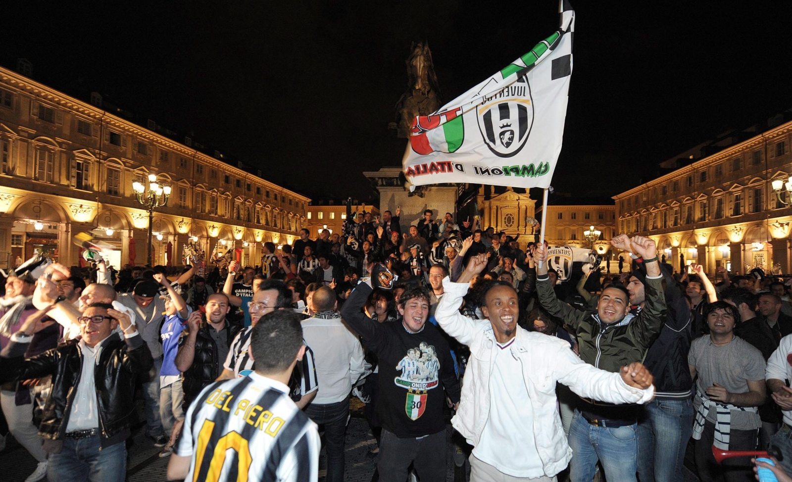 Kibice Juventusu świętują zdobycie mistrzostwa Włocha na Piazza San Carlo w Turynie