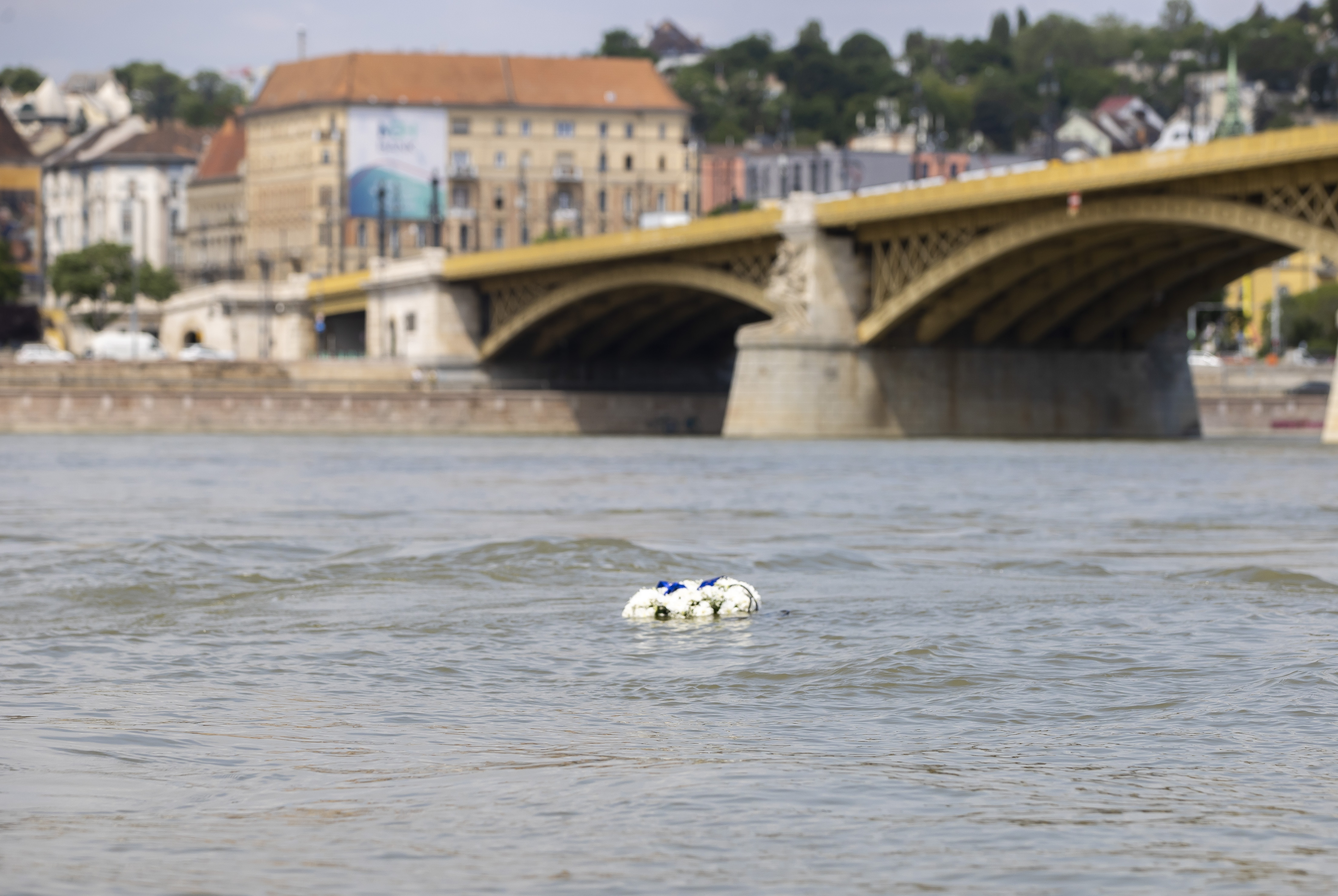 A Dunába esett egy nő Budapesten: egy férfi a stégről tartotta őt, hogy ne sodorja el a víz