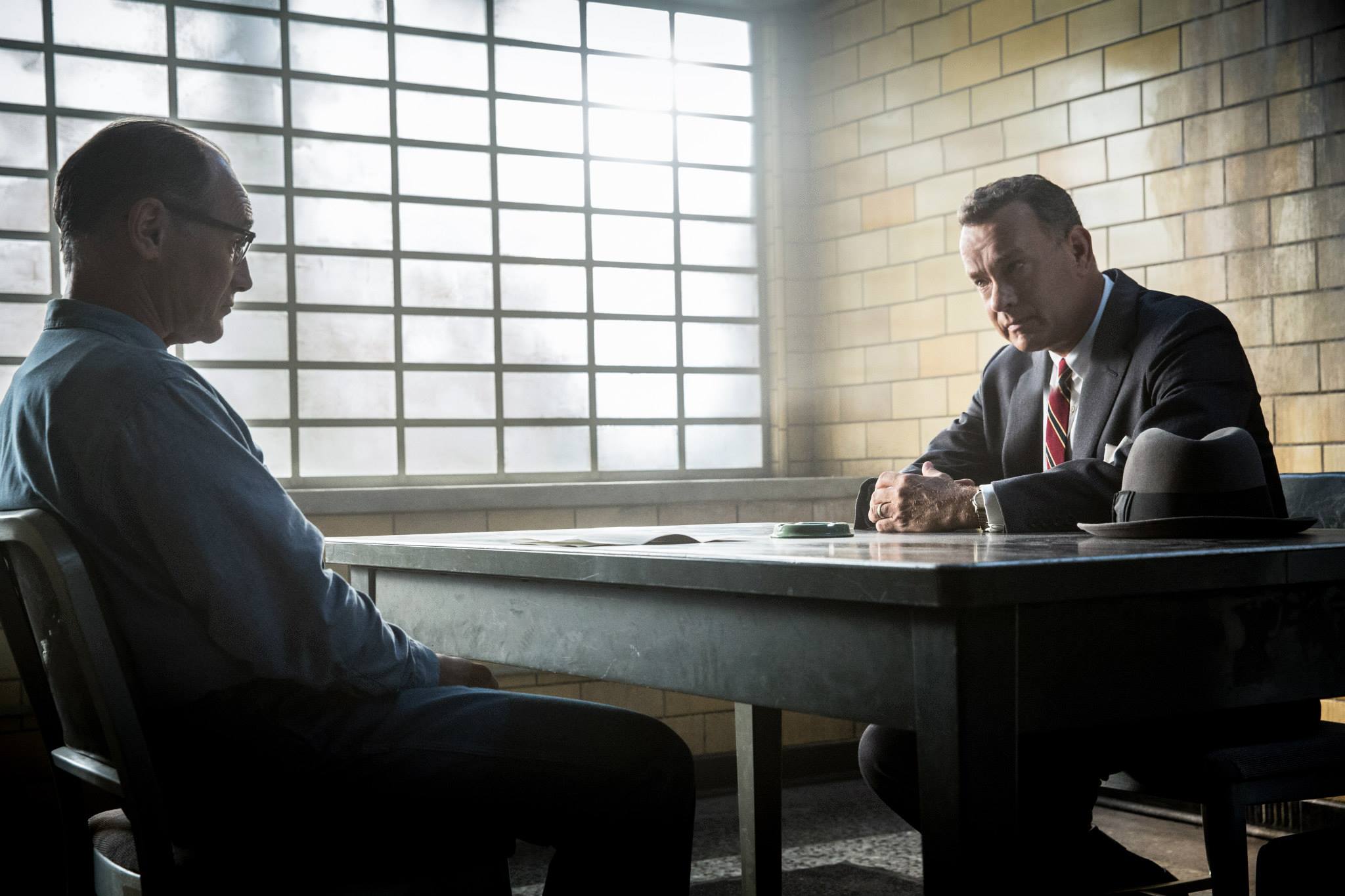 Obraz przedstawia prawdziwą historię prawnika, Jamesa Donovana (Tom Hanks), którego CIA wykorzystało, by ocalić pilota Gary'ego Powersa, którego samolot w 1960 roku zestrzelili Rosjanie i który miał zostać zesłany do ZSRR.