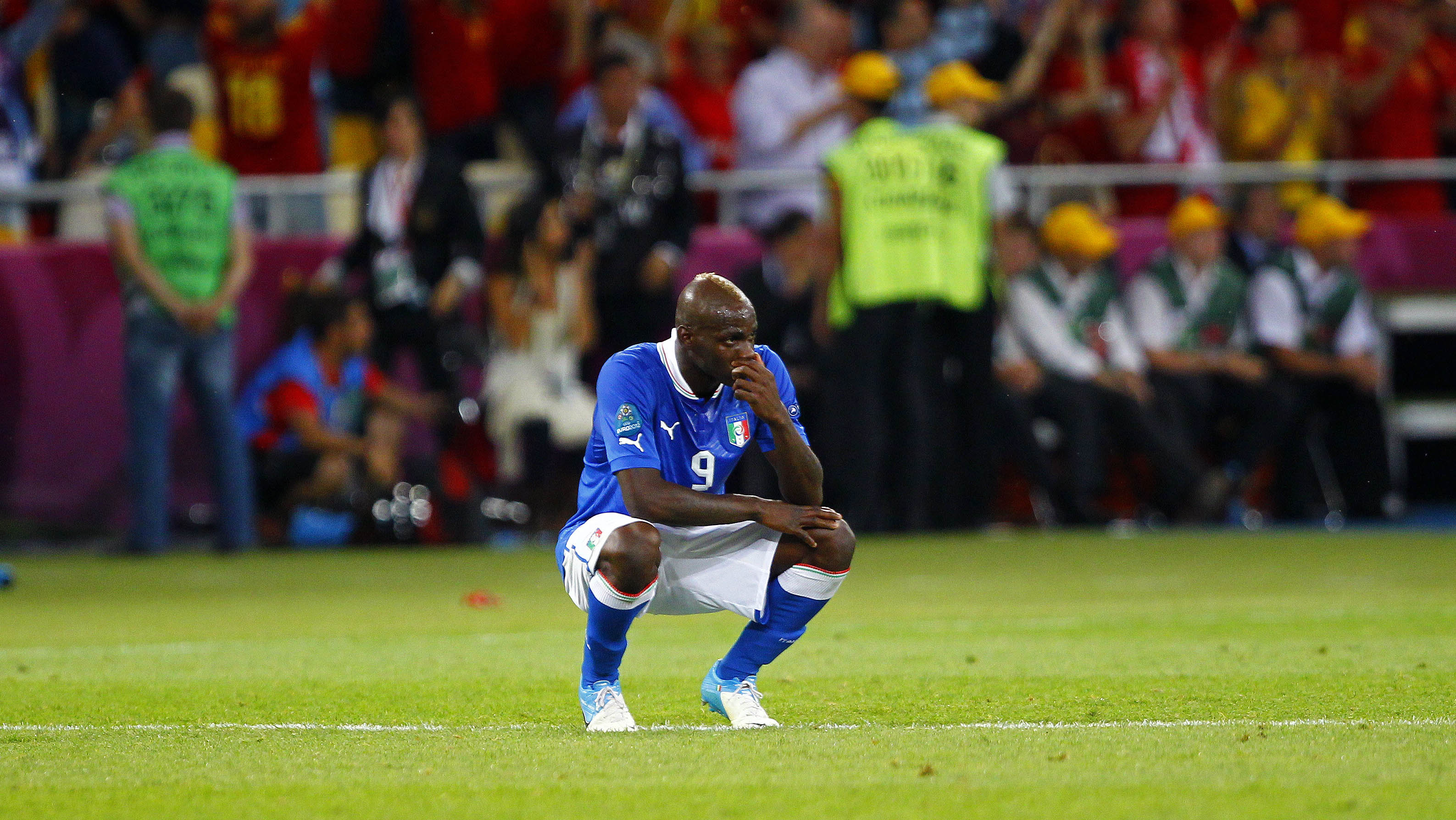 Mario Balotelli niczym King Kong