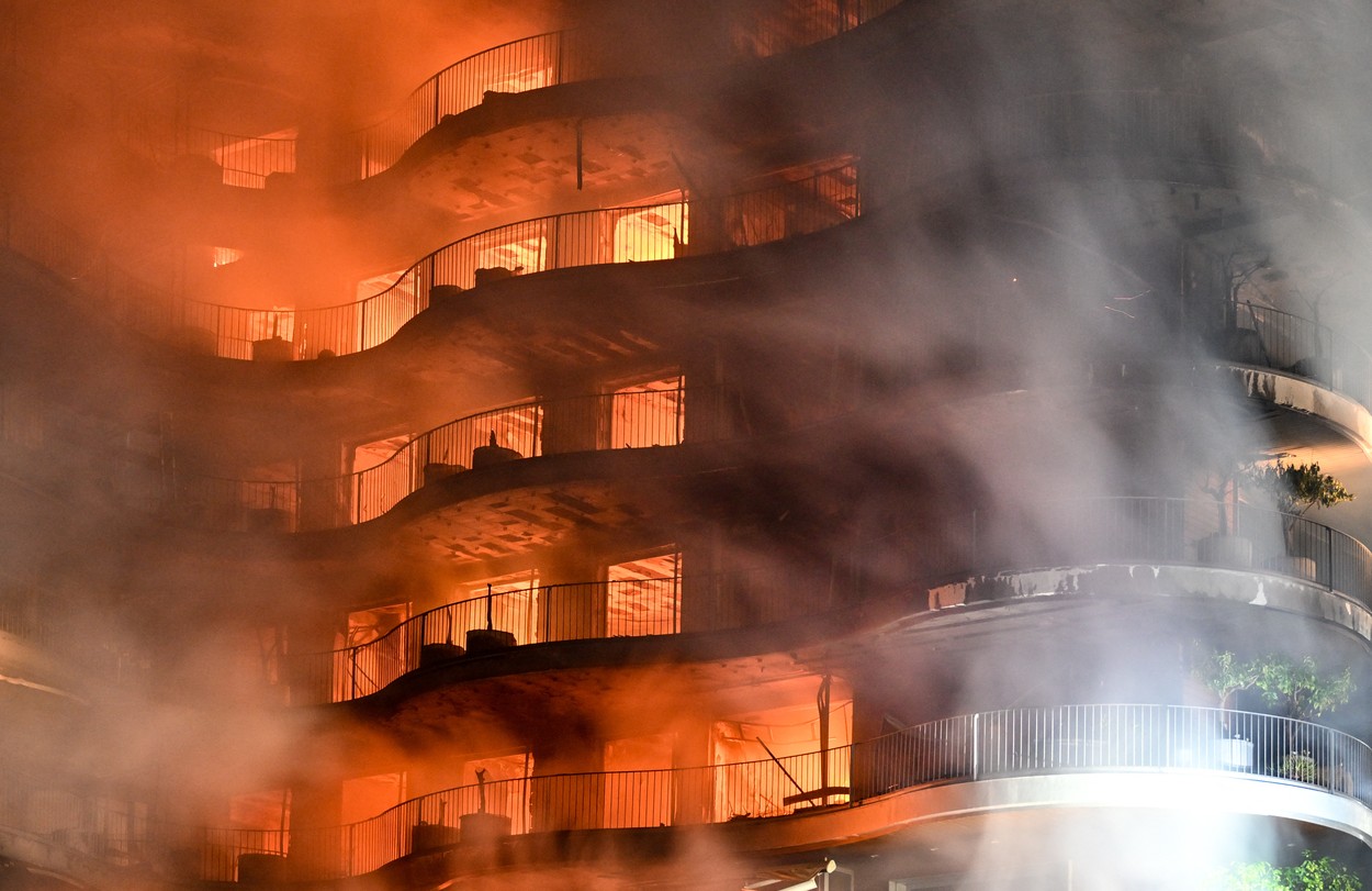 Brutális tűz a török nyaralóövezetben: az erkélyről ugráltak ki az apartmanokba szorult vendégek – sokkoló fotók