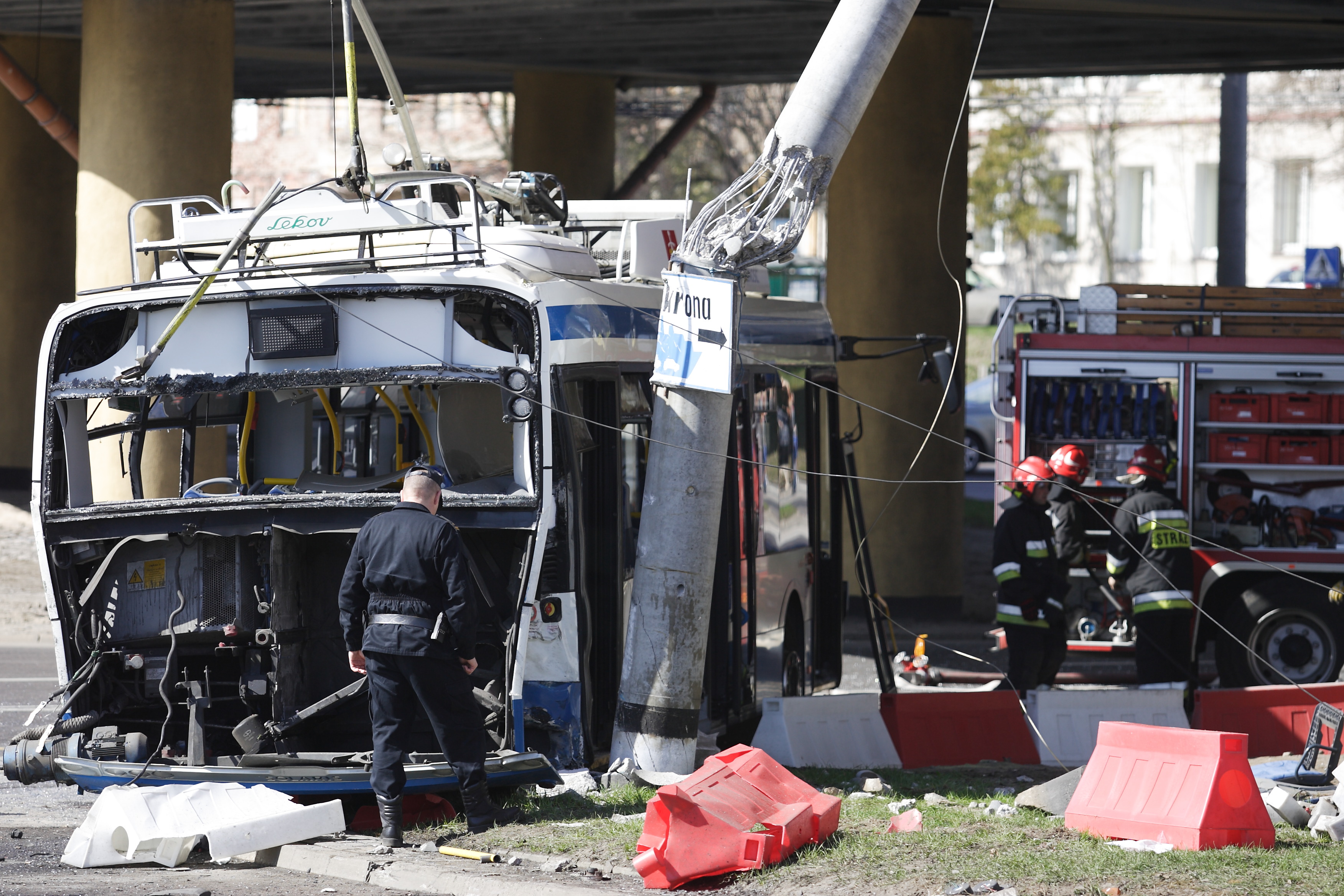 Trolejbus uderzył w słup trakcyjny