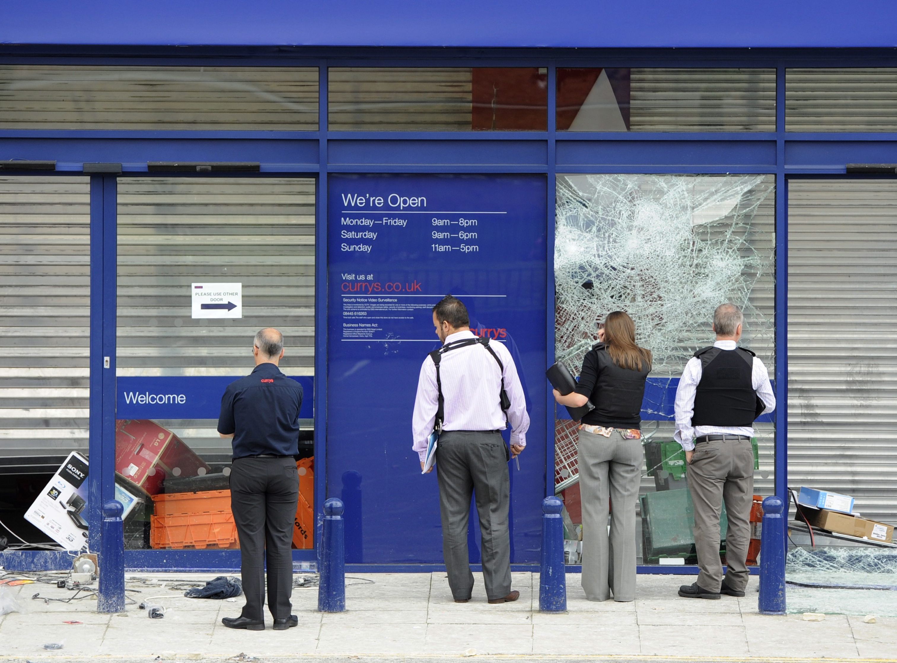 Policja szacuje szkody w centrum handlowym w Brixton