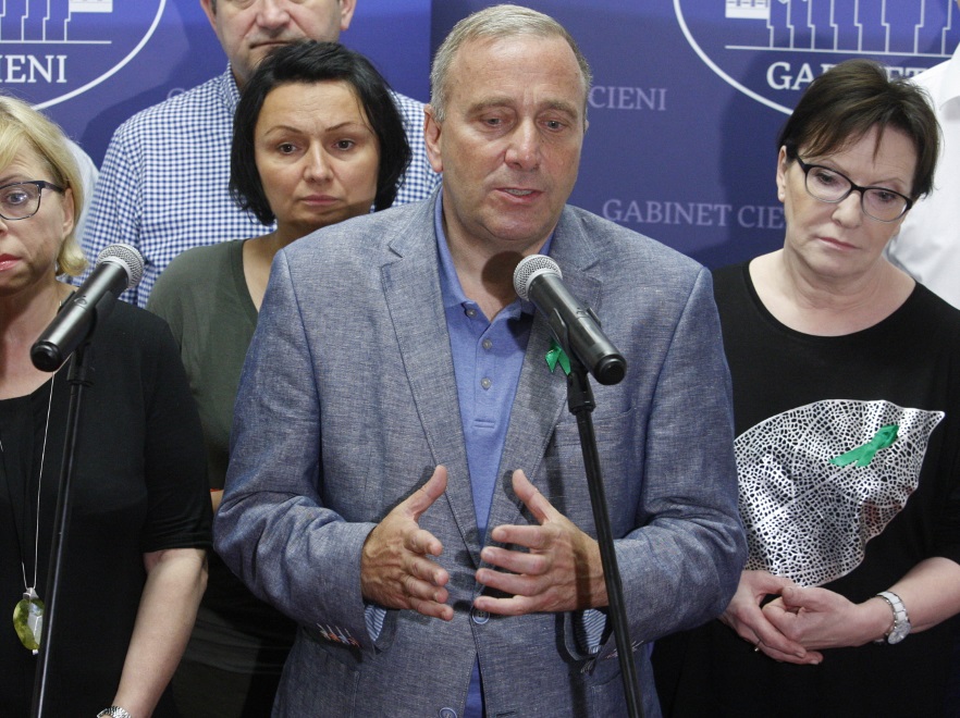 ... Stylizacja, którą wybrała na tę okazję, była bardzo luźna, a wręcz odrobinę ekstrawagancka - ze względu na wyrazistą aplikację na bluzkę, a przede wszystkim...