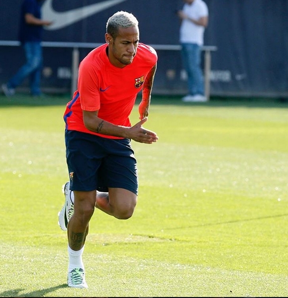 Neymar pochwalił się także, że brał lekcje gry na pianinie. Brazylijczyk w sobotę rozegrał w barwach FC Barcelona pierwsze od trzech miesięcy spotkanie, ale nie przyniósł szczęścia swojej drużynie -