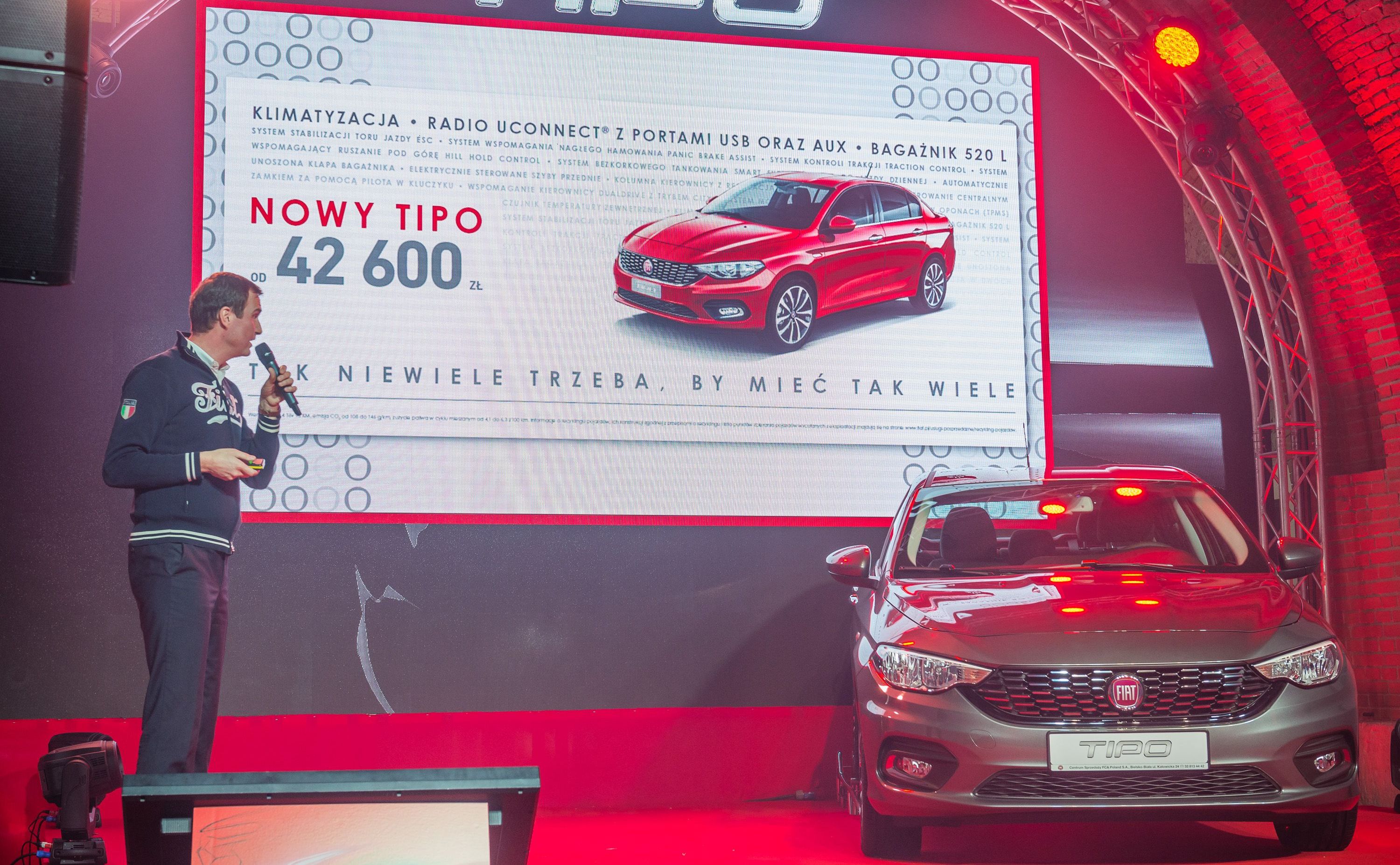 Wreszcie najważniejsze - cena i wyposażenie. Fiat zrobił niespodziankę na początek sprzedaży - kierowcom miłą, konkurencja ma kłopot. Obecnie najtańsza wersja fiata tipo (silnik benzynowy 1.4/95 KM połączony z 6-biegową manualną skrzynią) kosztuje 42 600 zł (pierwotnie 45 000 zł). Wyposażenie standardowe zawiera już m.in. klimatyzację, radio z portem USB, centralny zamek sterowany z pilota w kluczyku, elektrycznie sterowane szyby przednie oraz elektrycznie wspomagany układ kierowniczy z dwoma trybami pracy wraz z dwupłaszczyznowo regulowaną kolumną kierownicy.