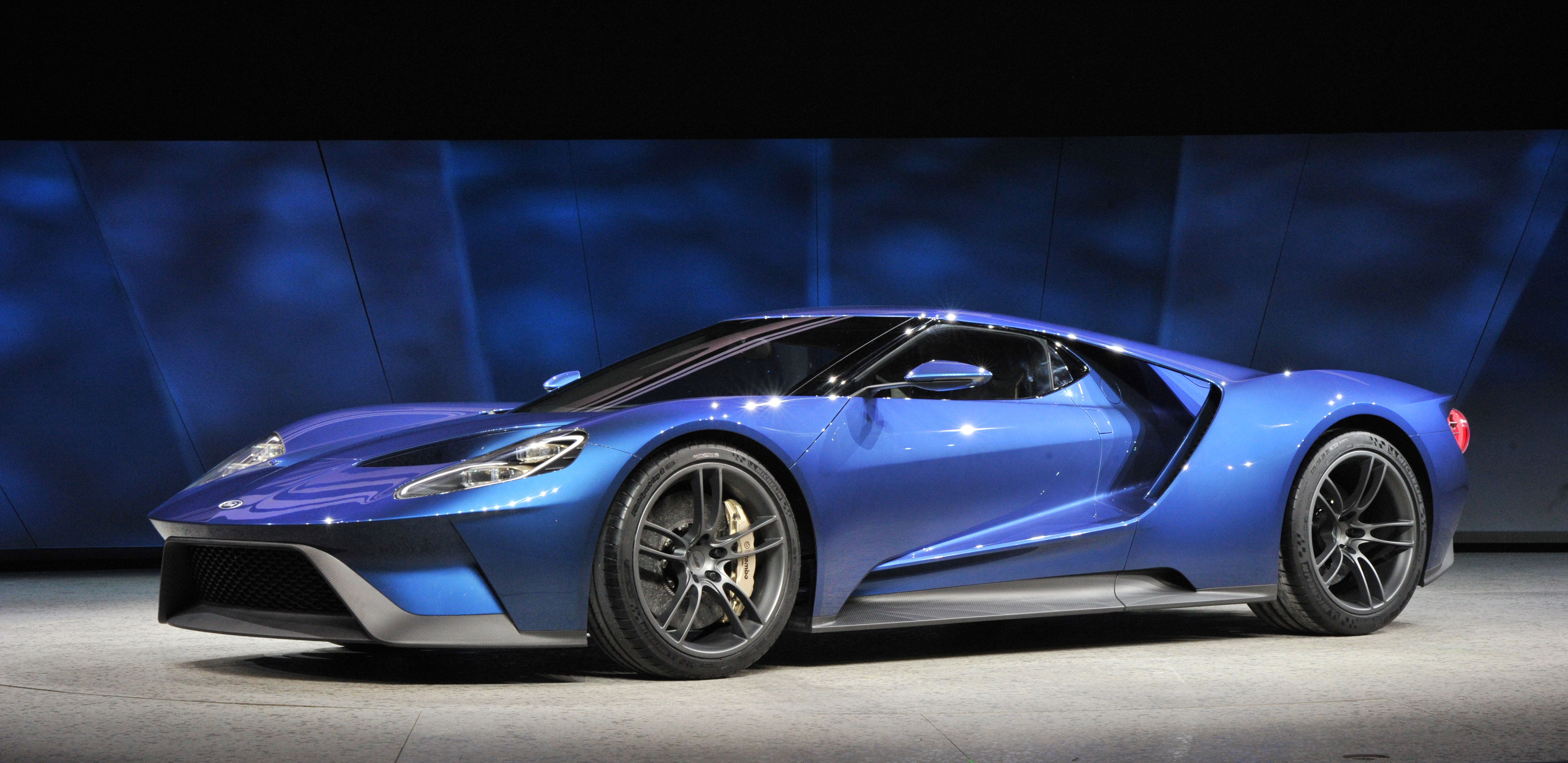 W najnowszym fordzie GT moc przeszło 600 KM jest przenoszona na tylną oś za pośrednictwem dwusprzęgłowego 7-biegowego automatu. Hamulce? Ceramiczne.