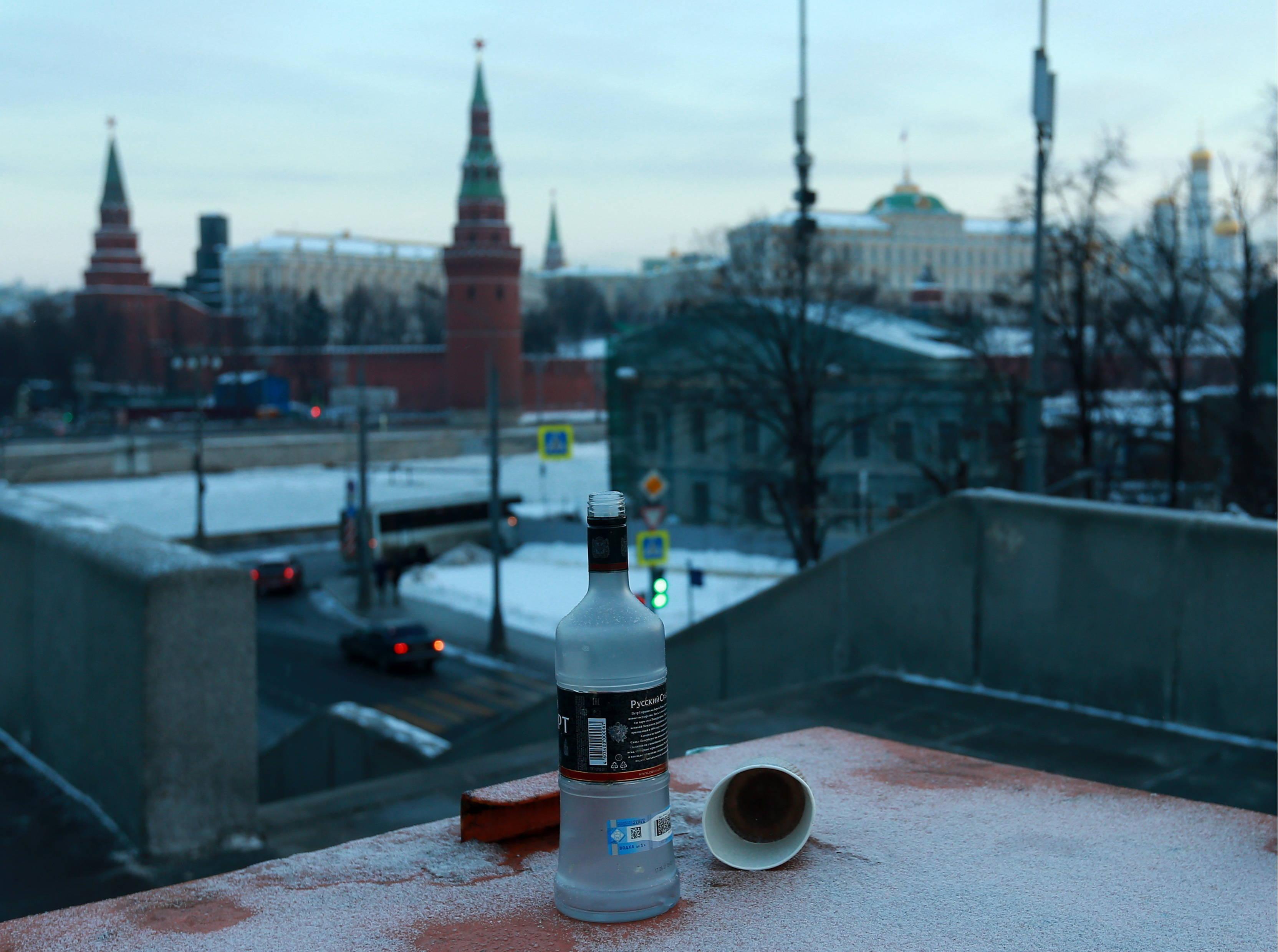 Widok na rzekę Moskwę sponad flaszki wódki