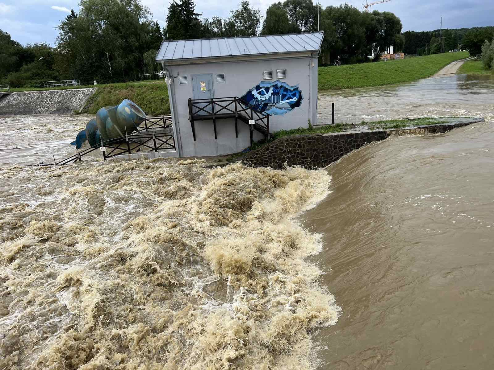 Már lakóházakat veszélyeztet az áradás a Rába mentén – Több családot kitelepítettek