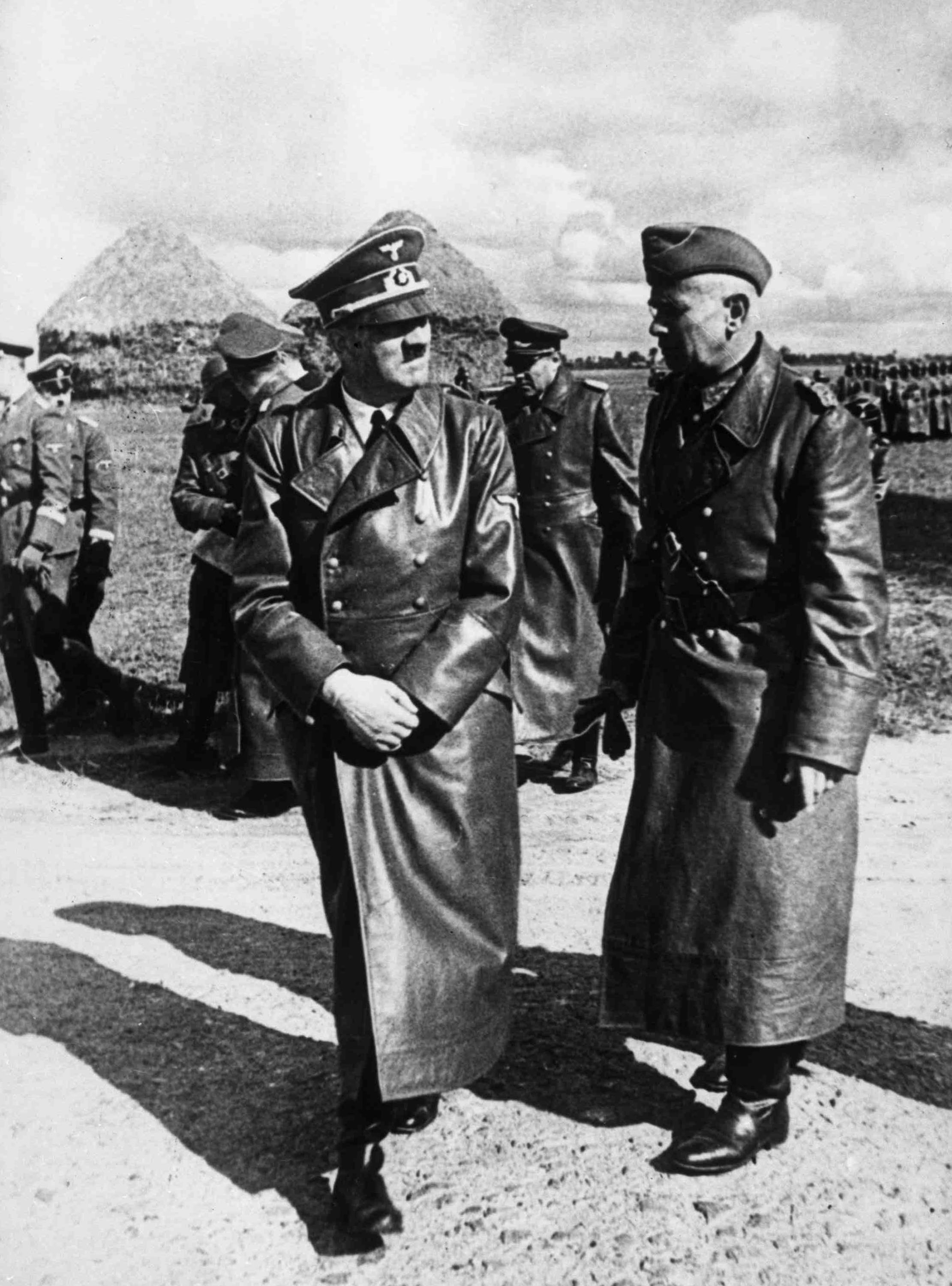 Generał Walter von Reichenau przyjmuje Adolfa Hitlera na froncie w Polsce, 1 października 1939 roku