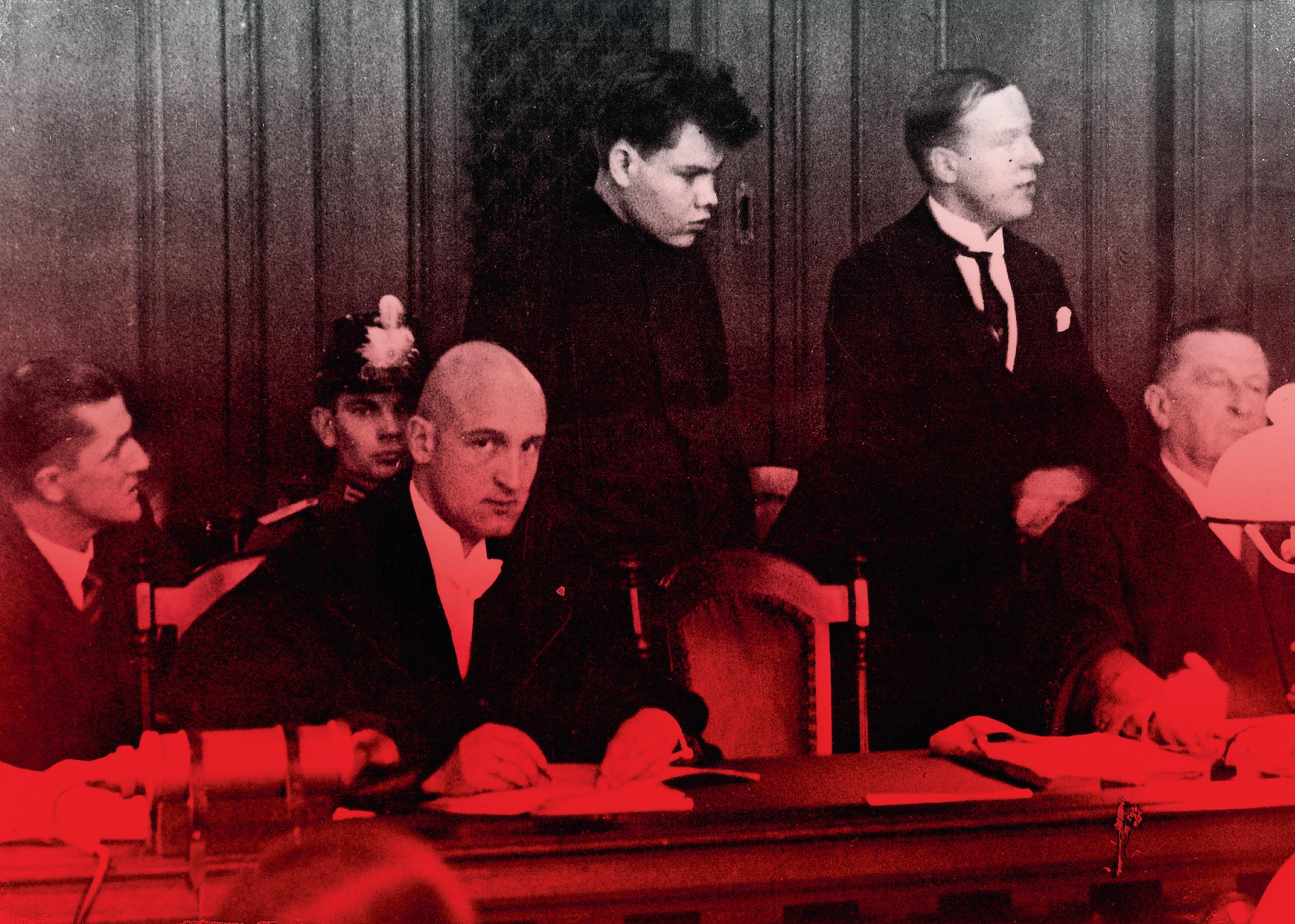 Proces podpalacza Martinusa van Lubbego (stoi z lewej) oraz Ernsta Torglera, przewodniczącego niemieckich komunistów w parlamencie (patrzy w obiektyw), październik 1933 r.