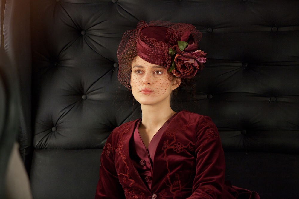 Akcja filmu rozpoczyna się w Rosja roku 1880. Młoda i piękna Anna jest żoną Aleksieja Karenina, wysoko postawionego urzędnika. Wiedzie ustabilizowane życie, dzieląc czas między wychowywanie syna, a życie towarzyskie w gronie petersburskich elit. Wszystko się zmienia, gdy poznaje przystojnego hrabiego Wrońskiego...