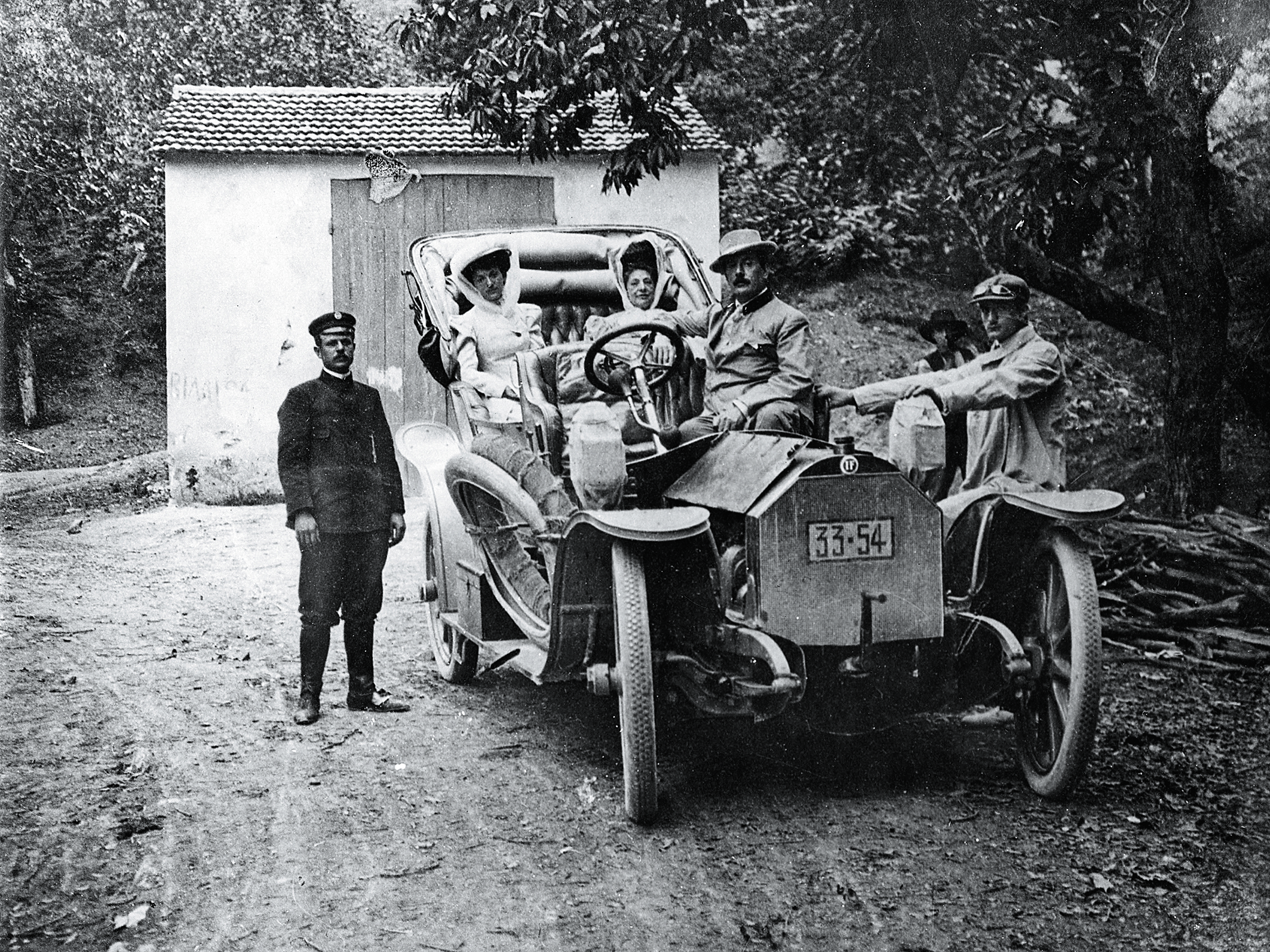 Artysta w swoim samochodzie Isotta Fraschini z żoną (z tyłu po lewej), 1909 r.