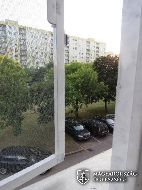 Az ablakon esett ki egy kisgyerek Budapesten, így áll az ügy - Blikk