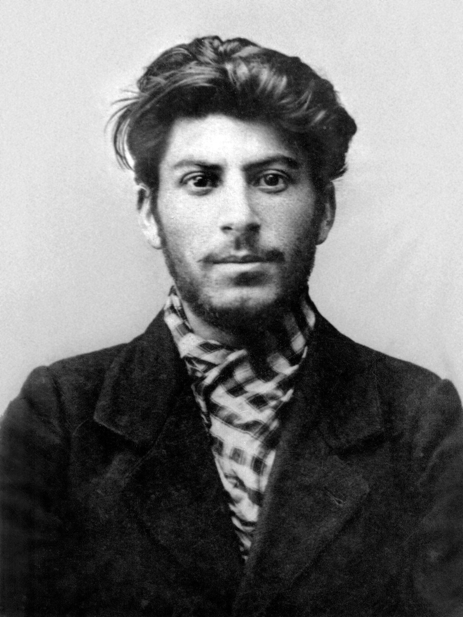 Trocki wspominał wiedeńskie spotkanie ze Stalinem: „Siedziałem sobie przy samowarze, nagle do pokoju wszedł nieznany mężczyzna. Był niski, chudy, szarobrązowa twarz pokryta bliznami po ospie… W jego oczach nie było cienia życzliwości”