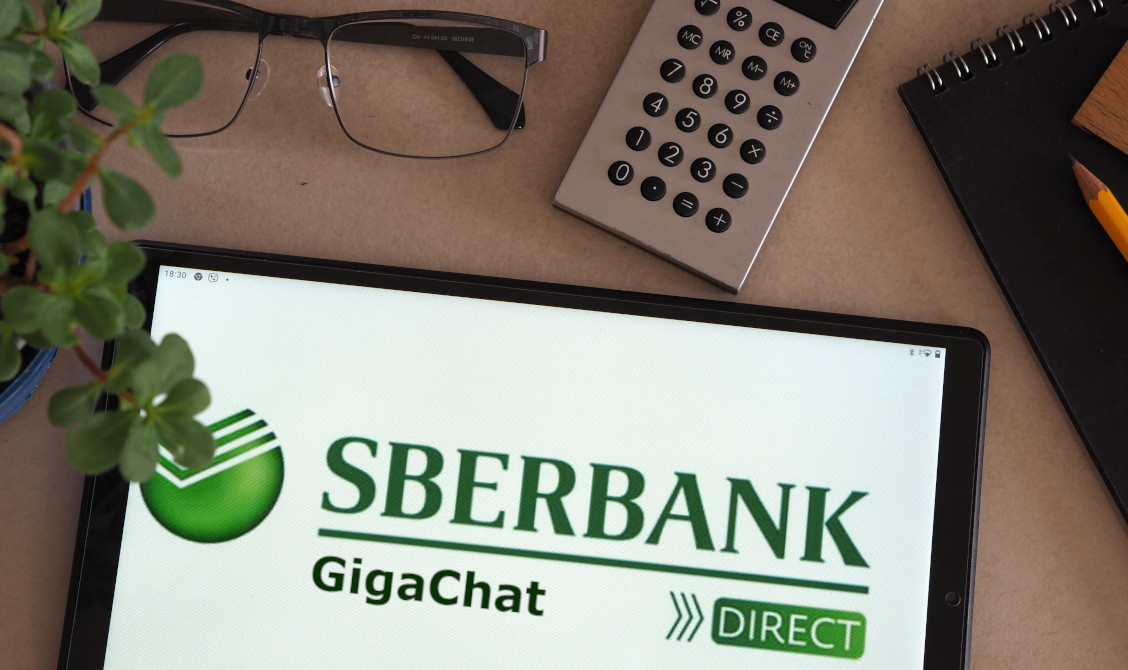 Az orosz Sberbank felvette a kesztyűt, és kiadta a ChatGPT riválisát – különös utalás rejtőzhet a nevében