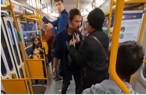Brutális verekedés tört ki az 1-es villamoson – videó