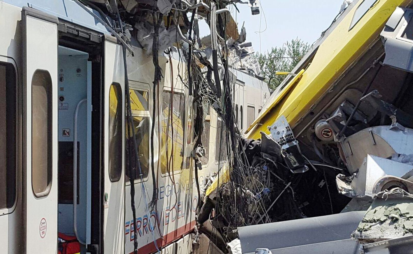 Do katastrofy doszło niedaleko miasta Bari w rejonie miejscowości Ruvo di Puglia i Corato. Zderzyły się tam dwa krótkie pociągi z czterema wagonami każdy, dowożące mieszkańców do pracy w tej części Apulii.<BR><BR> <I>Jest 20 ofiar śmiertelnych i czterech rannych w bardzo ciężkim stanie</I> - powiedział przedstawiciel miejscowych władz Giuseppe Corrado. Dodał, że potrzebna jest krew dla rannych.<BR><BR> Nie wiadomo, dlaczego oba składy znalazły się na tym samym torze, jedynym w tym miejscu.<BR><BR> Przybyły na miejsce katastrofy wiceprzewodniczący władz regionu Apulia <B>Antonio Nunziante</B> ocenił, że sytuacja jest