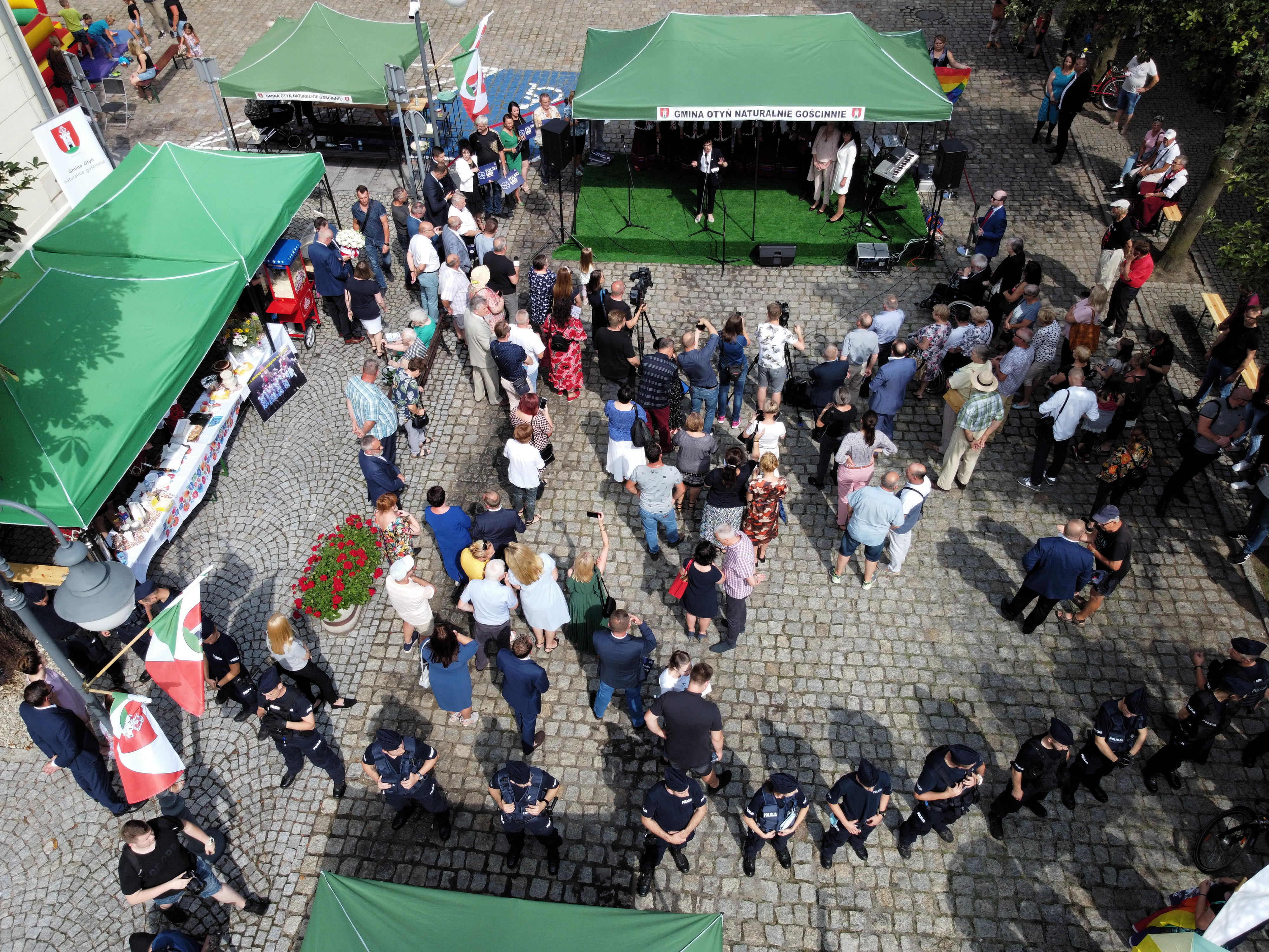 Policja ochrania scenę z Elżbietą Witek, Otyń, 17 lipca 2021 r.