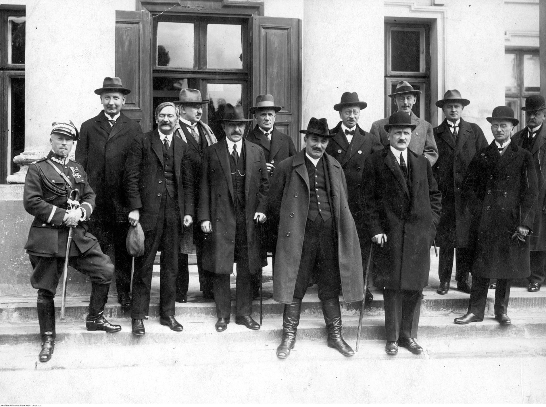 Premier Wincenty Witos (stoi pośrodku na najniższym stopniu) w otoczeniu ministrów, Warszawa, 1926 r