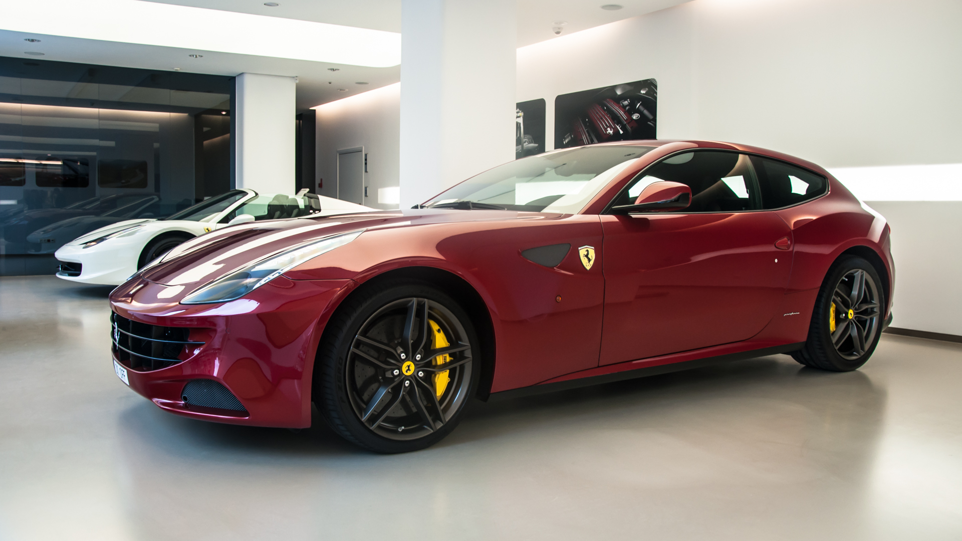Ferrari FF - silnik V12 o pojemności 6,3 l. Moc - 660 KM