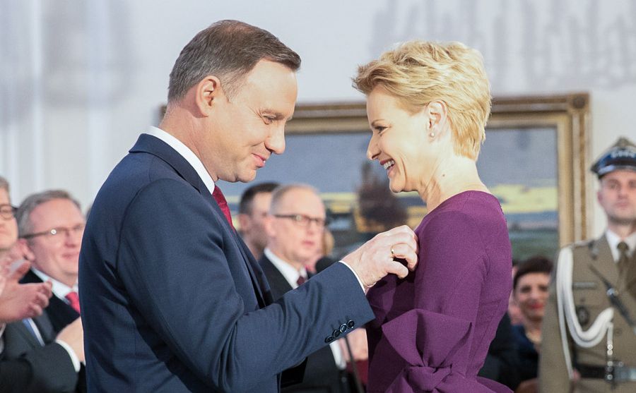 Order dla Małgorzaty 11 listopada w Pałacu Prezydenckim odbyła się uroczysta gala, podczas której Małgorzata Kożuchowska przyjęła z rąk prezydenta Krzyż Kawalerski Orderu Odrodzenia Polski. Aktorka spotkała się z ostrą krytyką tych, którzy uznali, że przyjęcie odznaczenia od Andrzeja Dudy oznacza sprzyjanie partii PiS. Kożuchowska stwierdziła wówczas, że order nie jest symbolem zaangażowania politycznego, czego dowodem jest fakt, iż podobne odznaczenie przyjęła przed laty z rąk Bronisława Komorowskiego. Sceptycy nie dali się jednak przekonać i zaliczyli Małgorzatę Kożuchowską do grona gwiazd popierających rządy PiS.