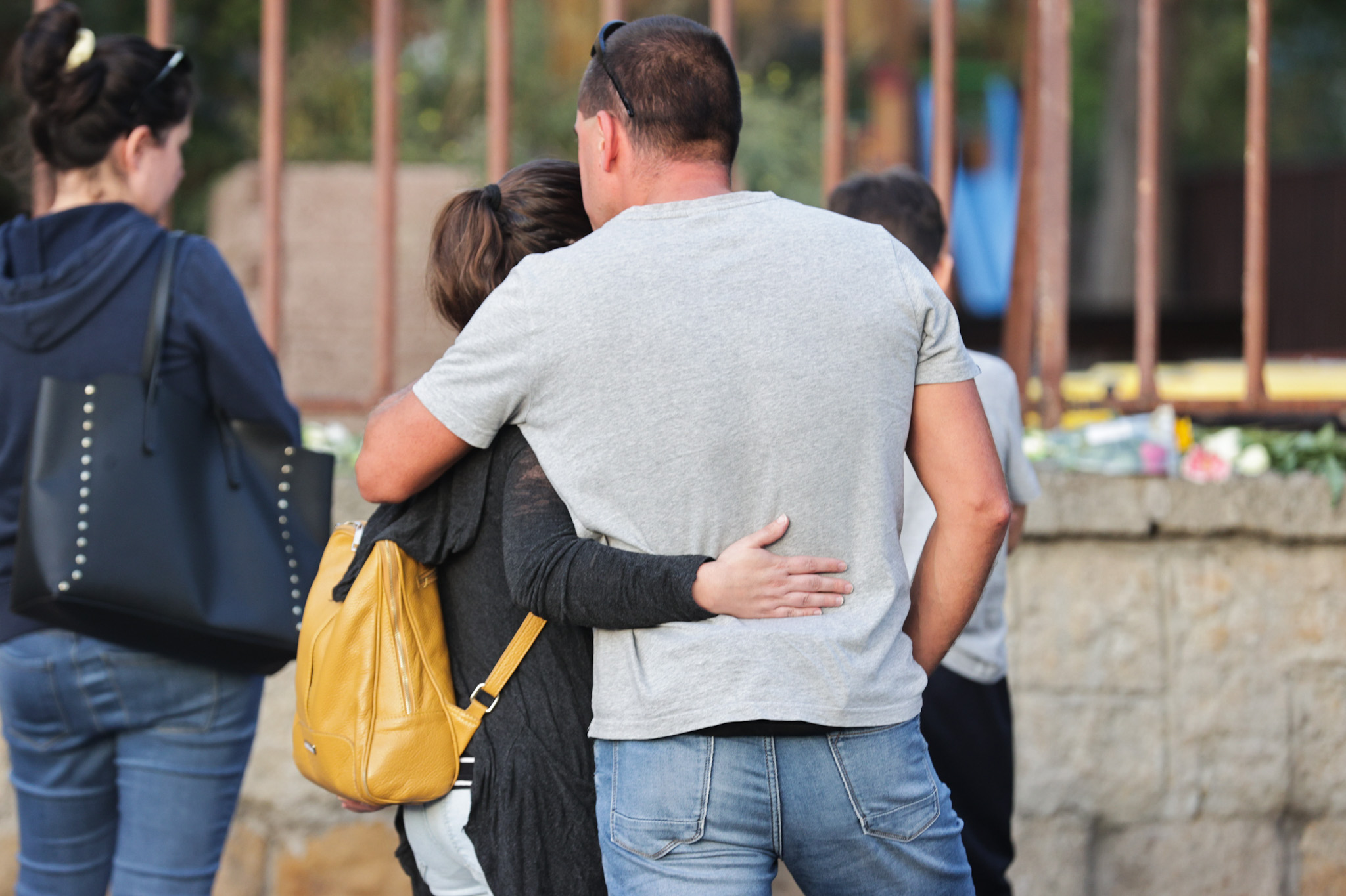 Gyászba borult a pesterzsébeti iskola a tragédia után - ma este könnyes megemlékezést tartottak Ricsiért