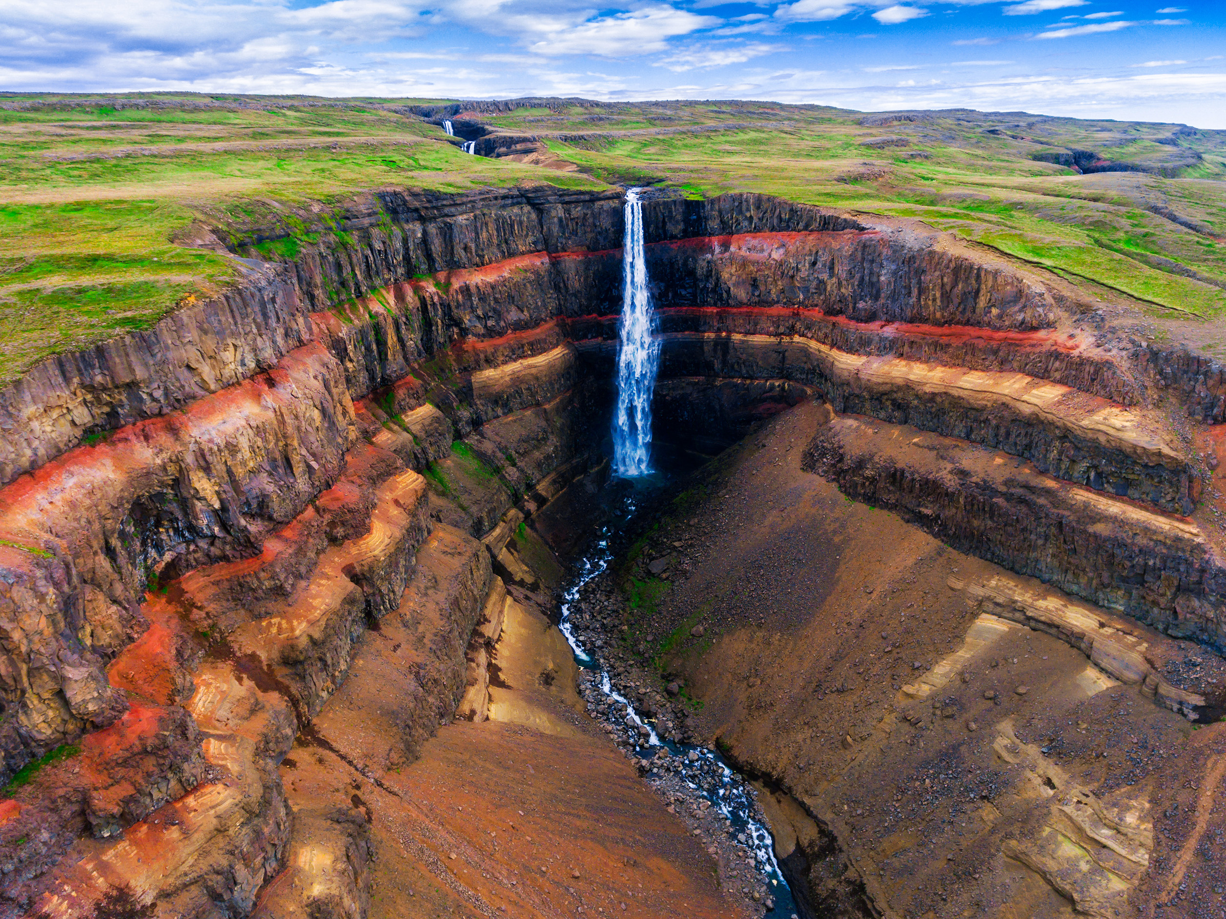 Wodospad Aldeyjarfoss w północnej części drogi Sprengisandur na Wyżynach Islandii.