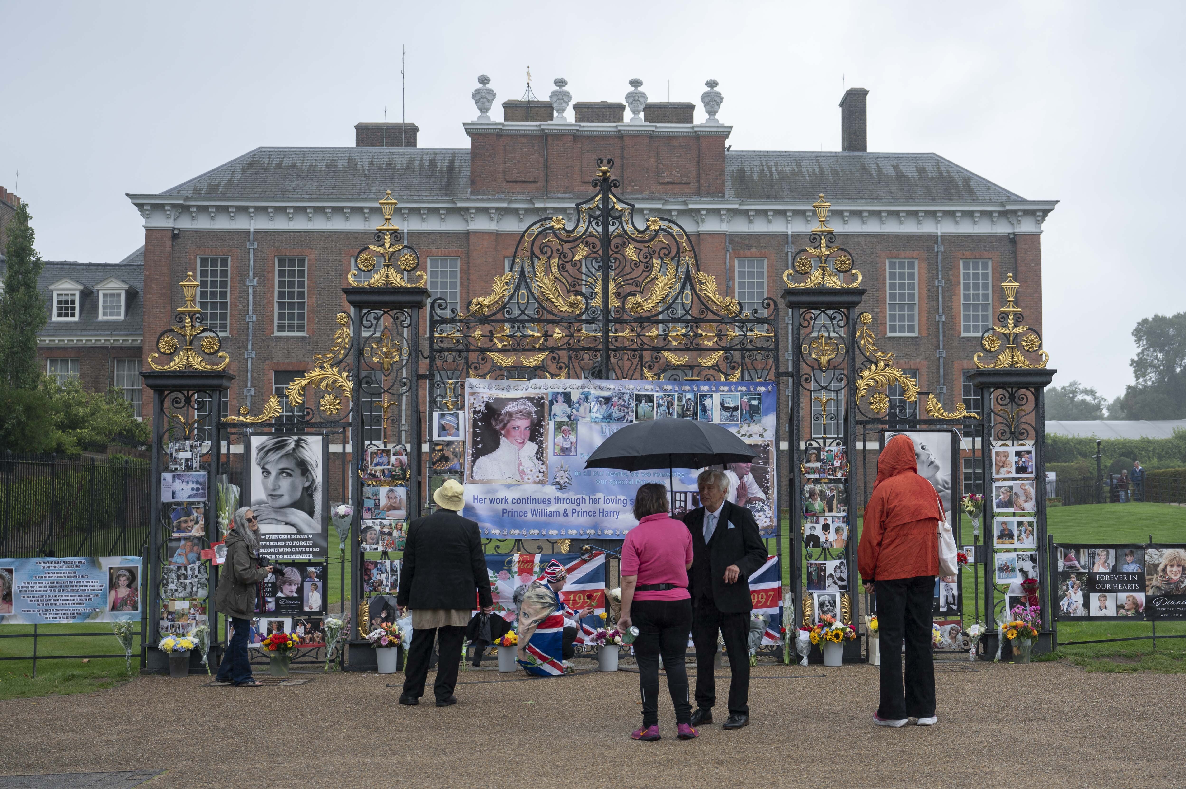 Szinte lélegző szentély lett Diana hercegné otthona: ma 26 éve nincs közöttünk a szívek hercegnője –Csokorhegyekkel, fotókkal emlékeznek rá a Kensington-palotánál