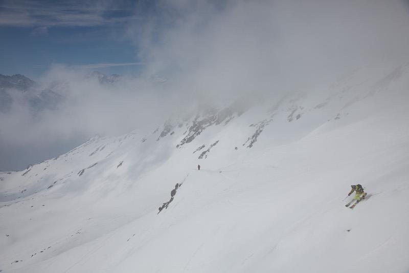 freeride 12 mgła góry narciarz