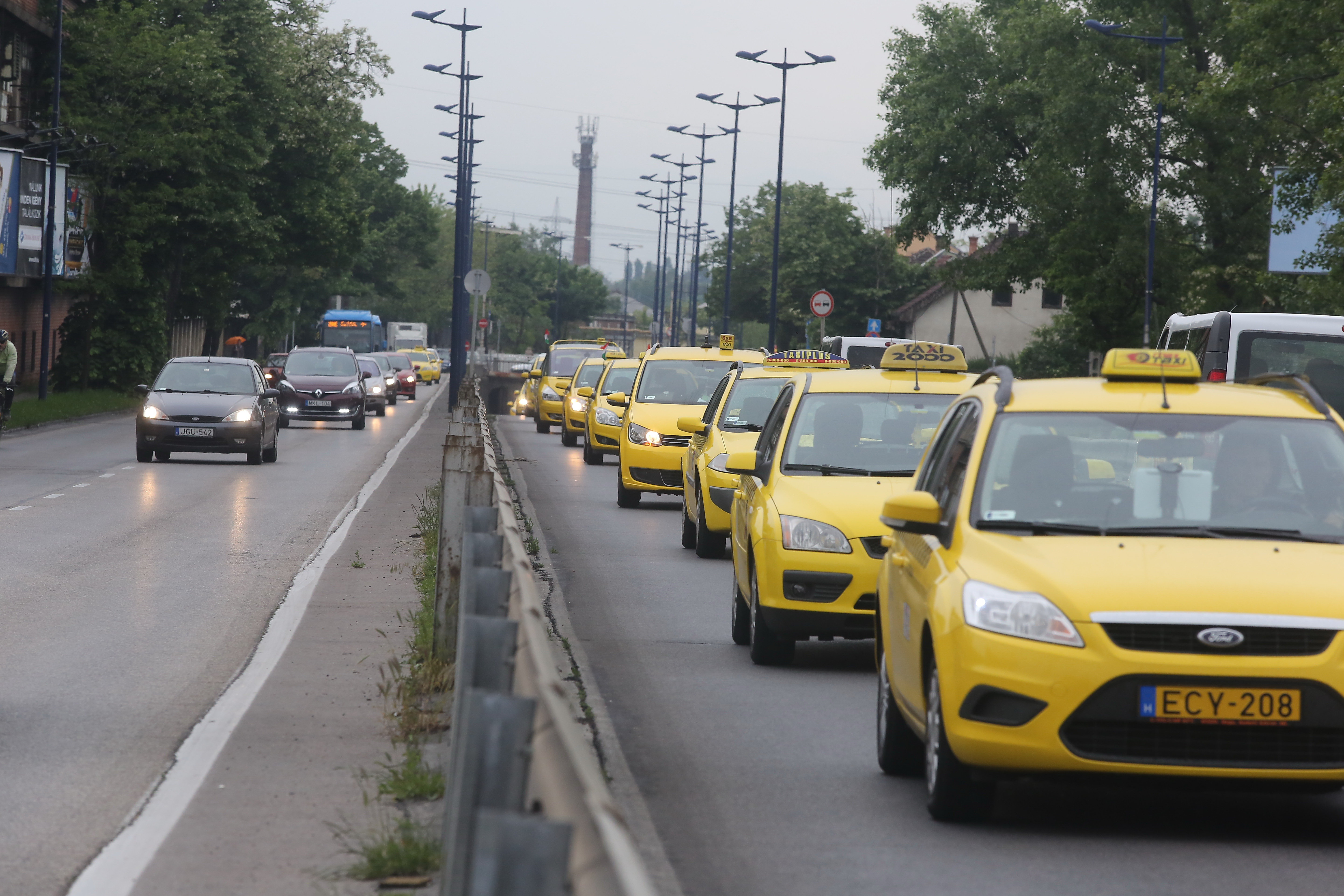 Rászáll a taxisokra a kormányhivatal