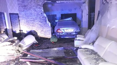 Mercedesem wjechał do sali bankietowej