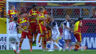 Jagiellonia - Wisła K. (1:0): Starcie dwóch najstarszych graczy w Ekstraklasie. Wasilewski potężnie z rzutu wolnego, ale Kelemen broni doskonale!