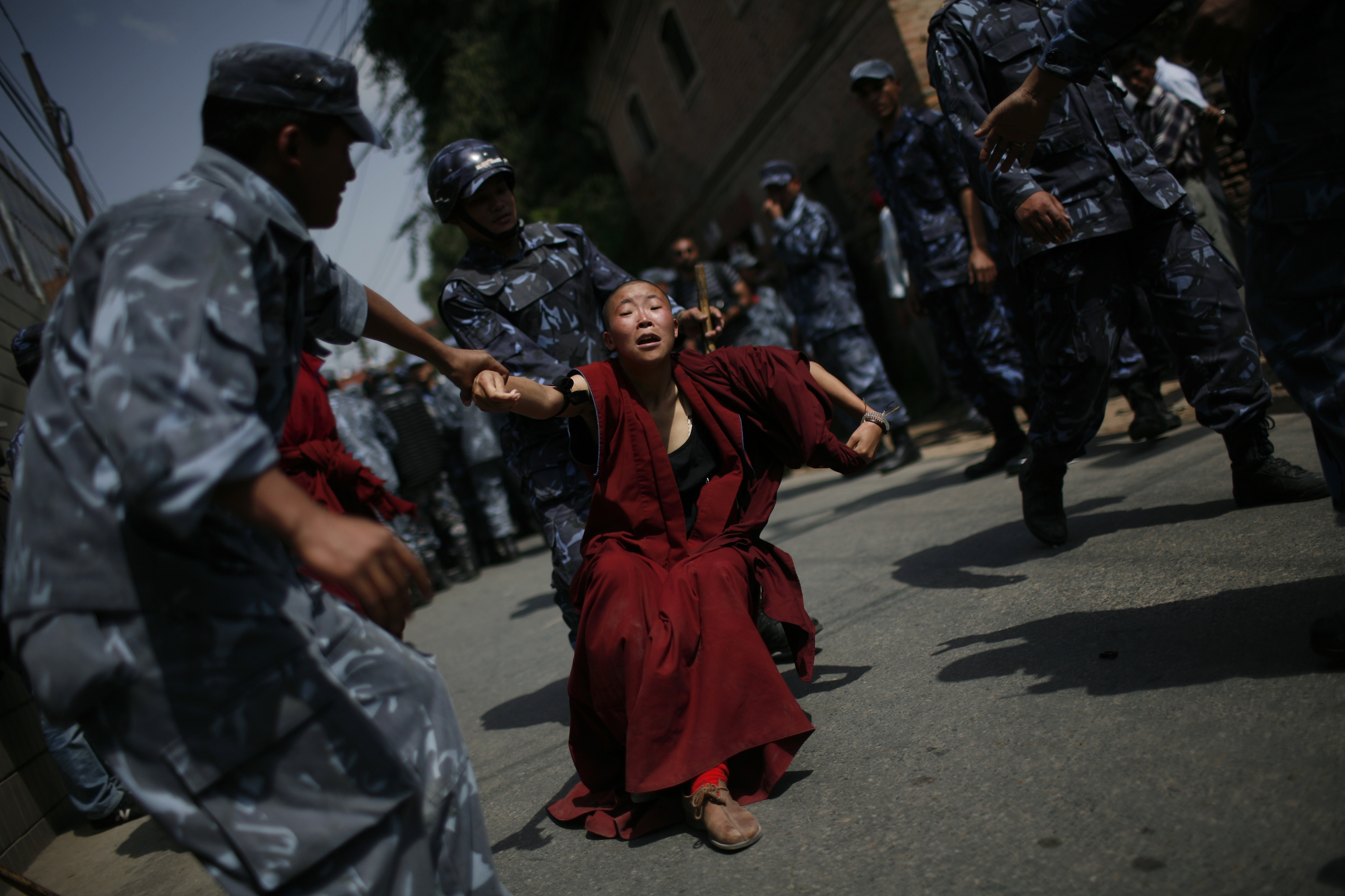Tybetańska mniszka zatrzymana przez nepalską policję podczas antychińskiego protestu. 