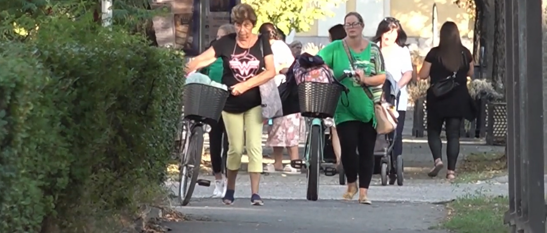 Már mindent lehet? Nők mellét fogdosta a nyílt utcán egy idős férfi Mezőtúron