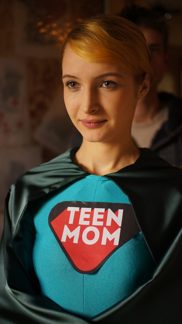Iza (16 lat) jest mamą ośmiomiesięcznej Nikoli. Dziewczyna i ojciec Nikoli, dwudziestoletni Tomek, walczą w sądzie o pozwolenie na zawarcie związku małżeńskiego.