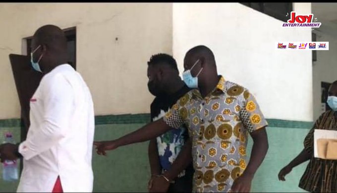 Medikal handcuffed to court (PHOTO)