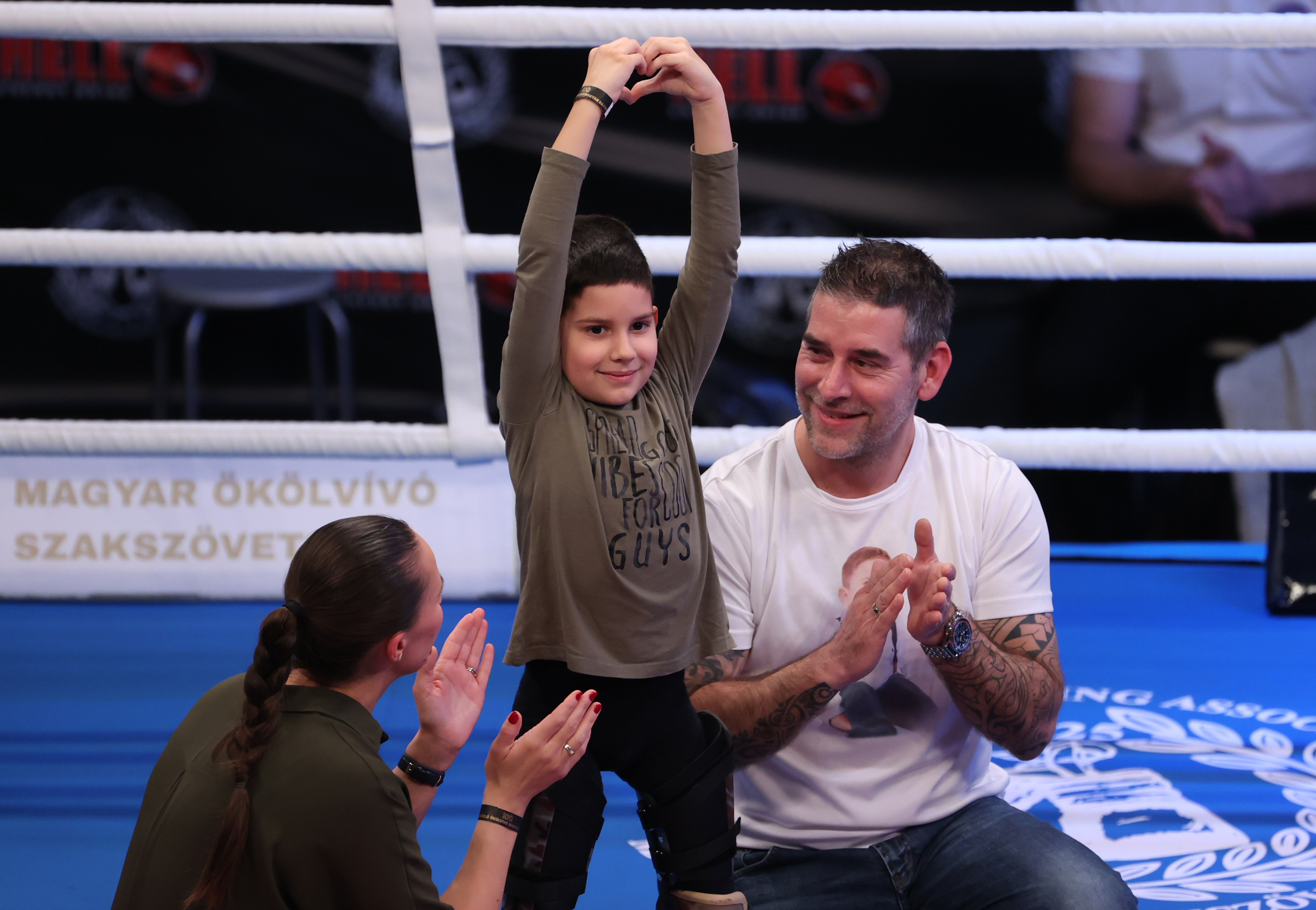 Milliókat gyűjtöttek a beteg Olivér gyógyulására a bokszolók - Az SMA-s Olivér is ringbe lépett - fotók