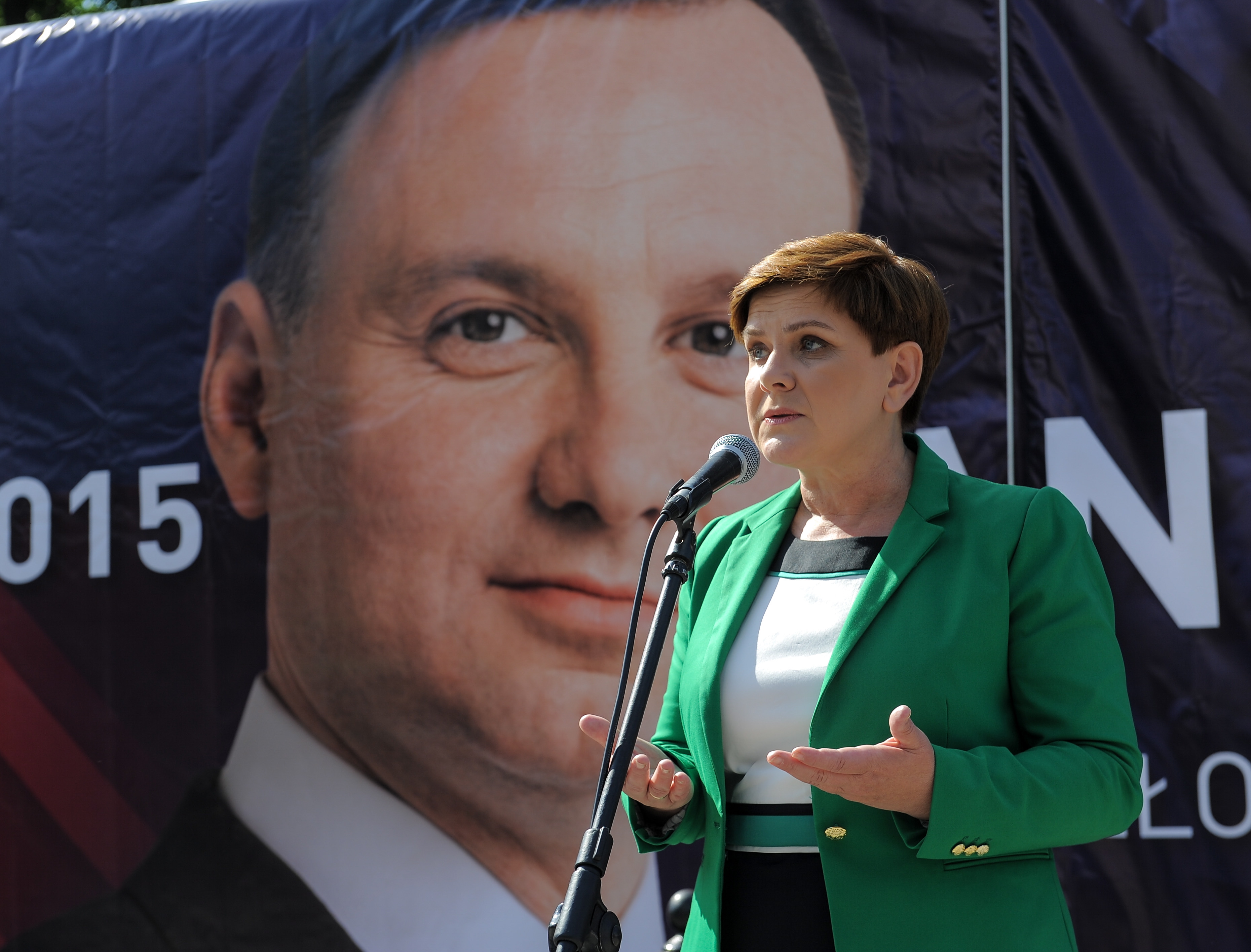 Organizowała wówczas np. konkursy tradycyjnych szopek. Ale ta praca jej nie satysfakcjonowała. Gdy padła propozycja od kolegi z podstawówki, by wystartować w wyborach samorządowych, nie zawahała się. Została radną w powiecie oświęcimskim, a potem burmistrzem gminy Brzeszcze. Po ośmiu latach zdecydowała się startować do Sejmu.