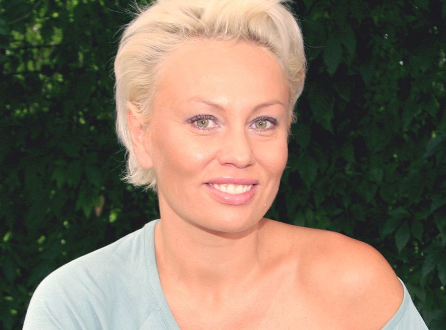 Monika Jarosińska również nie ma dobrych relacji z ojcem. Jakiś czas temu media informowały, że tata aktorki żyje na skraju nędzy i mieszka w samochodzie. Monika ripostowała wówczas, że jej ojciec jest uzależniony od alkoholu i mimo wielu prób, nie udało się mu pomóc.