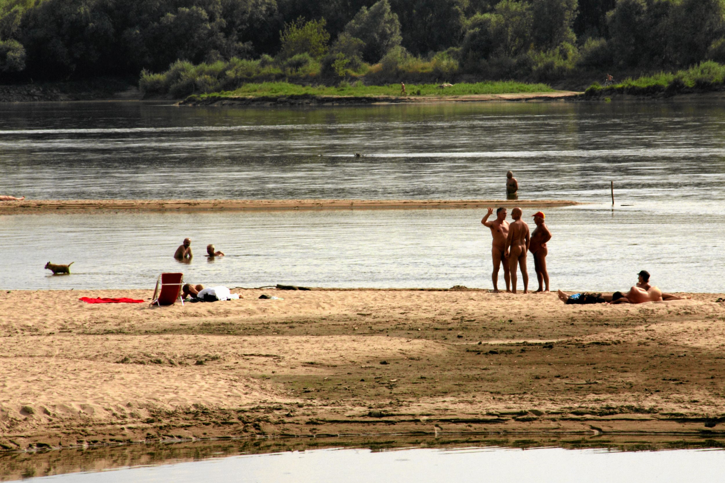 Na plażach można też skorzystać z bezpłatnych leżaków, parasoli, boisk do siatkówki i plażowej piłki nożnej. Od pierwszego czerwca w pogodne dni z plaż będzie można korzystać od poniedziałku do piątku w godz. 12.00 - 20.00, a w weekendy i święta od godz. 9.00 do 20.00