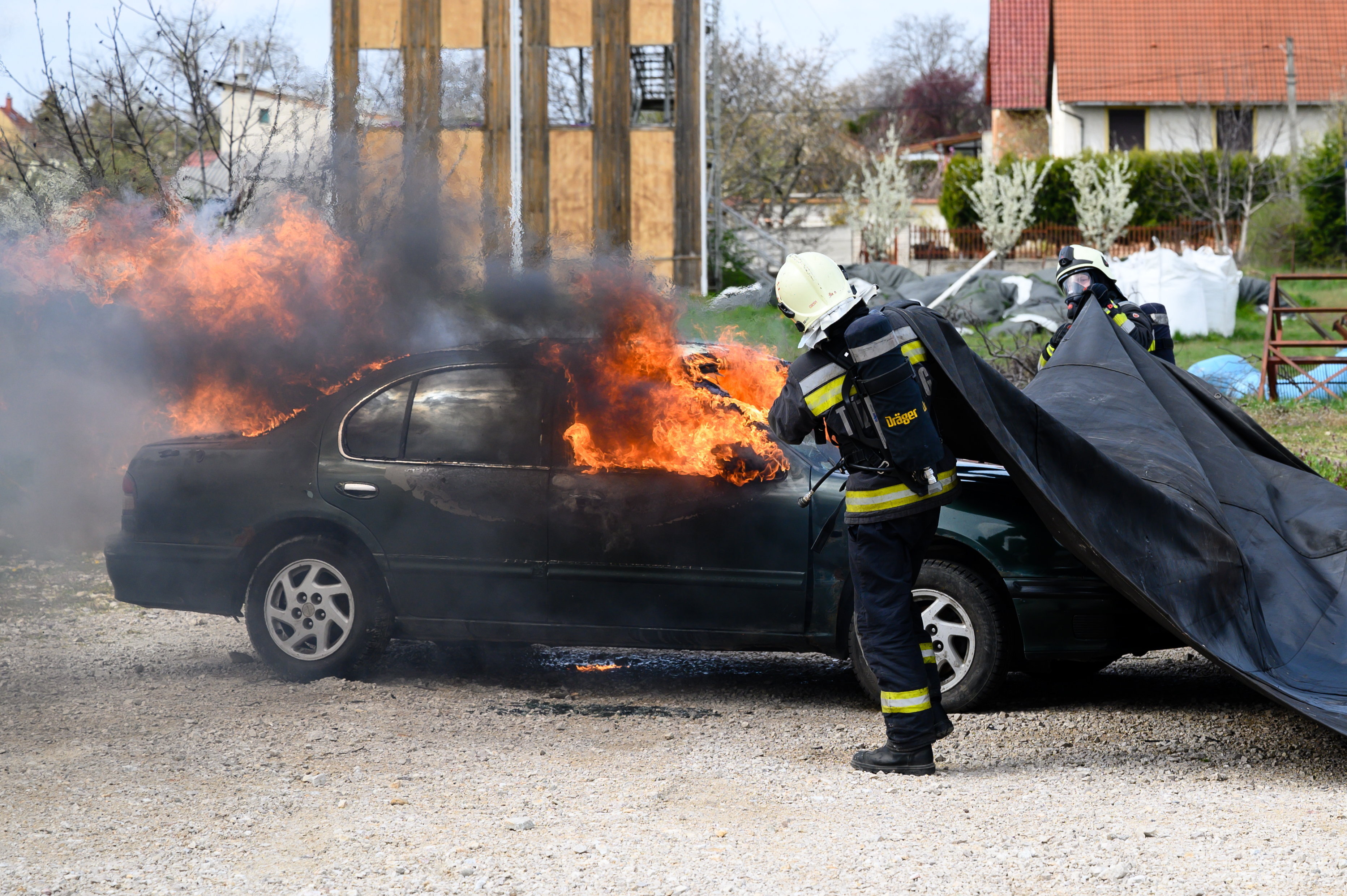 Méregdrága elektromos autók lángoltak Székesfehérváron – fotók - Blikk