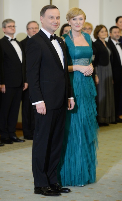 ... bardzo strojny dół, który wydawał się przesadzony, a przez to nie do końca elegancki. Całe szczęście, że prezydentowa ma doskonałą figurę, bo gdyby było inaczej, ta suknia byłaby po prostu nie do zaakceptowania...