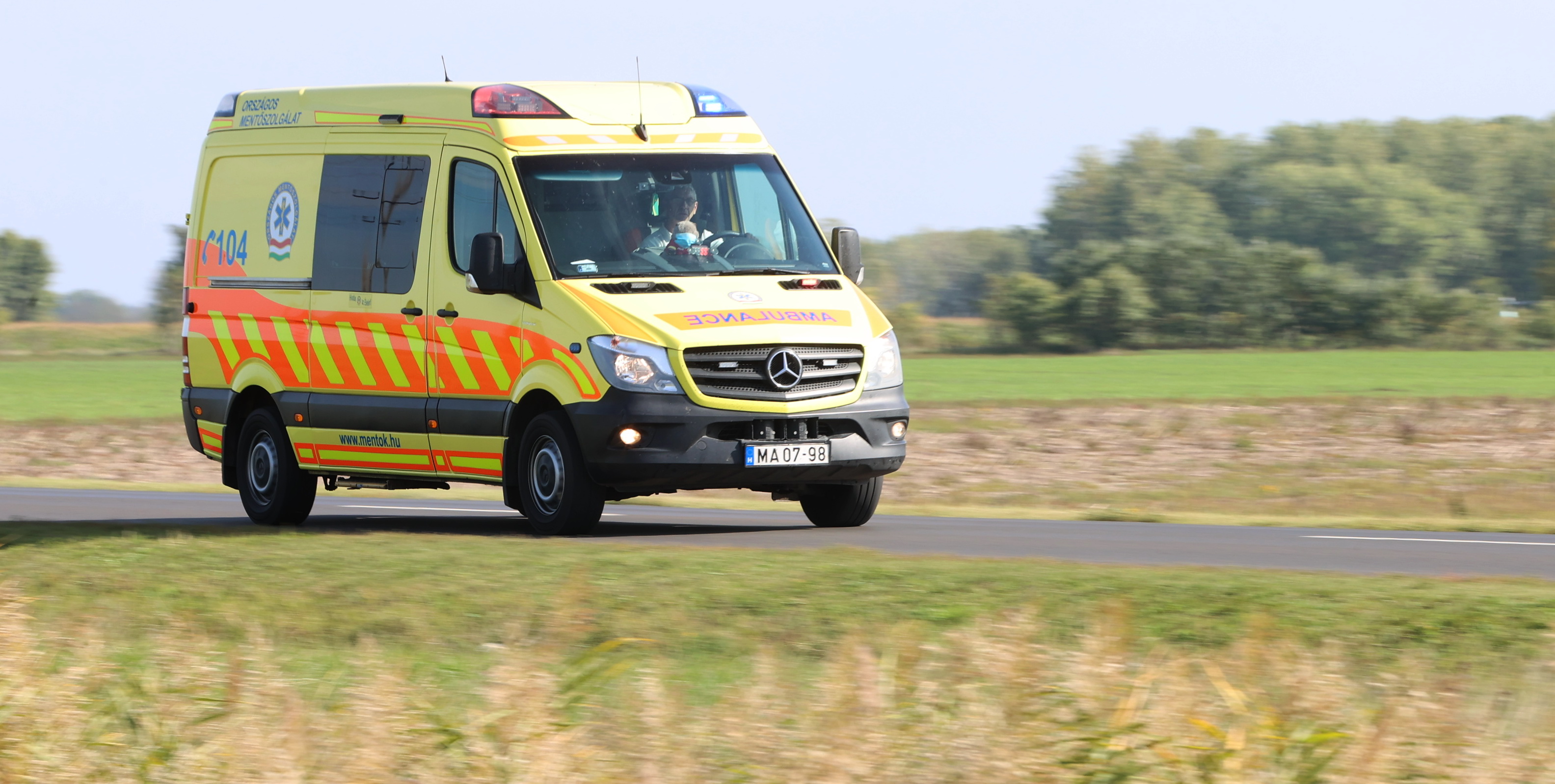 Borzalmas baleset Várpalotánál: az egyik sofőr kizuhant az autójából, esélye sem volt a túlélésre