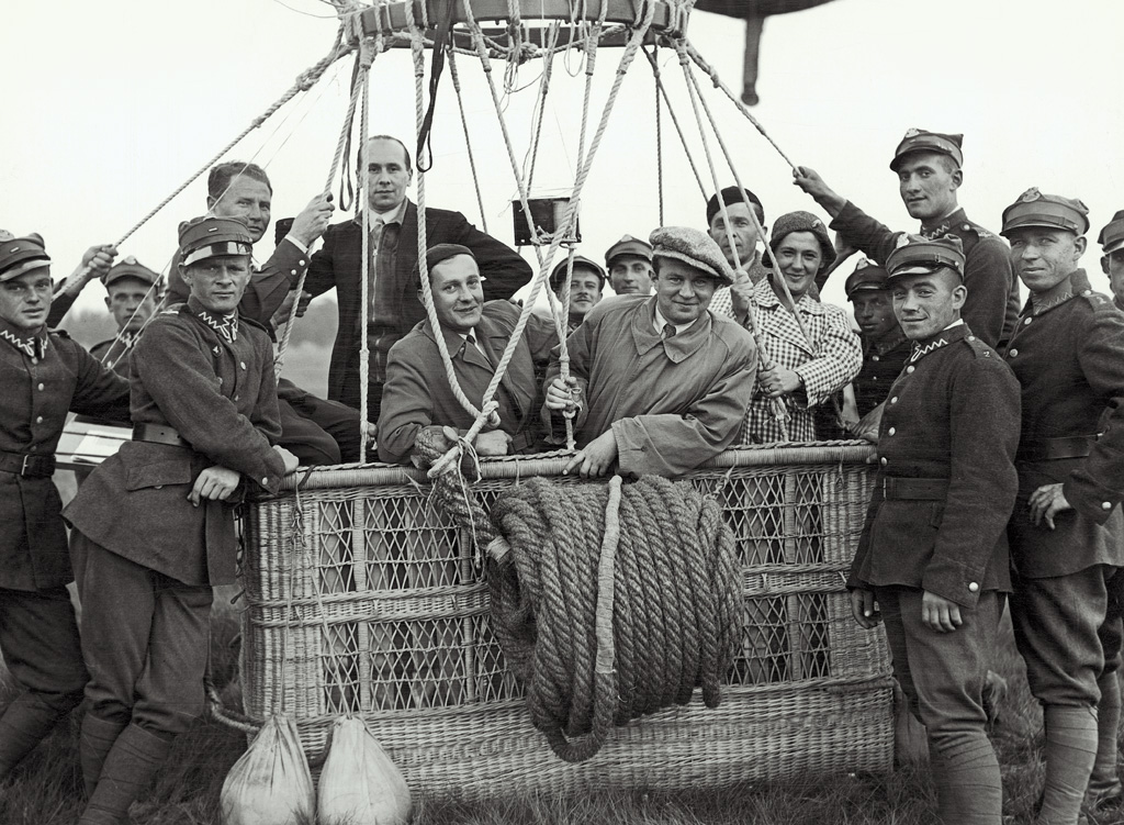 <B>Międzynarodowe zawody balonowe o Puchar Gordona Bennetta w Warszawie. Kapitan Franciszek Hynek (z lewej) w gondoli balonu Toruń przed lotem treningowym z przedstawicielami prasy, wrzesień 1935 roku<B> <BR><BR> Pierwszy poważny sukces nasi