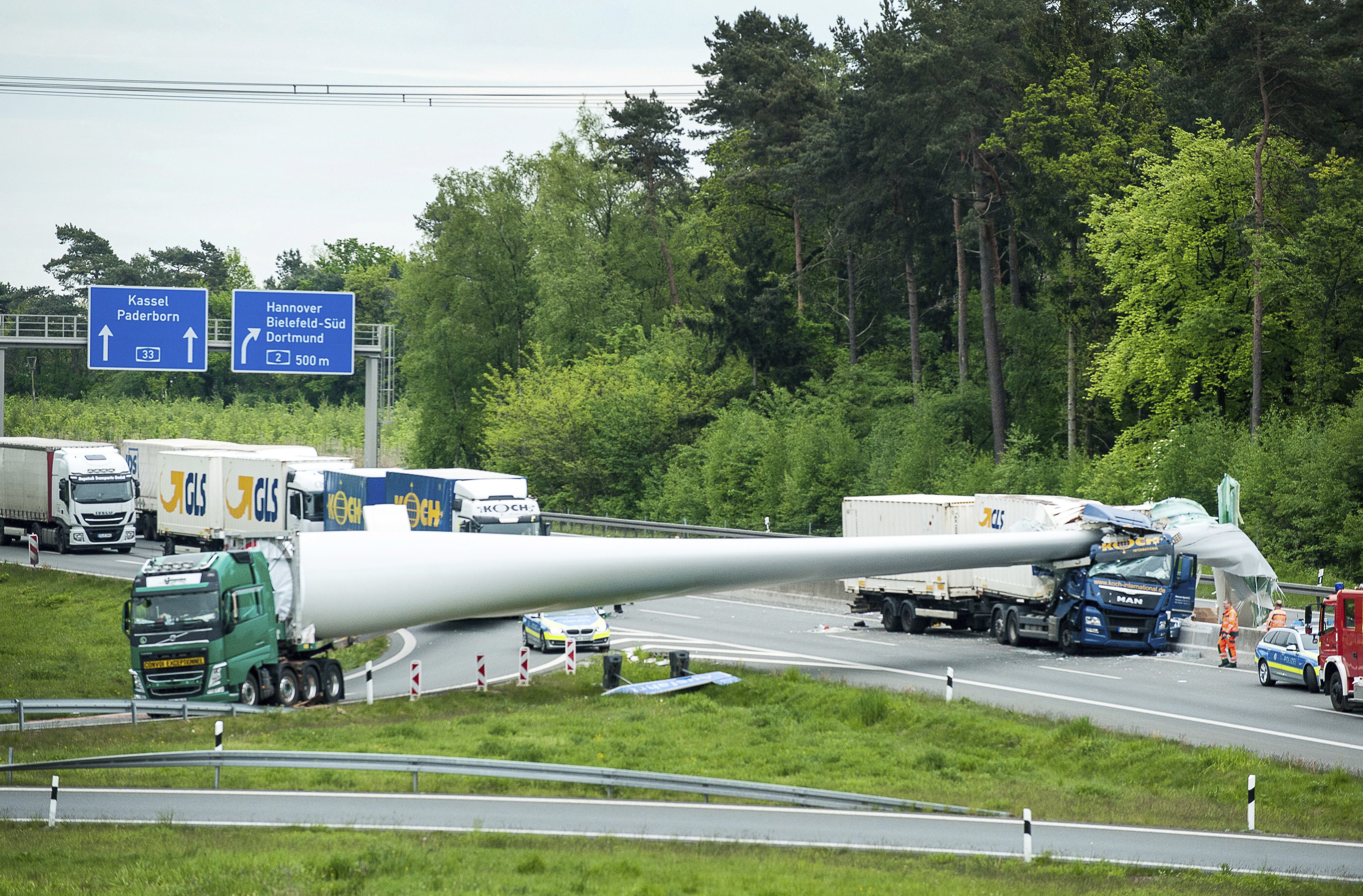 Durva - Szélerőmű propellerje nyársalta fel a kamiont - fotók - Blikk