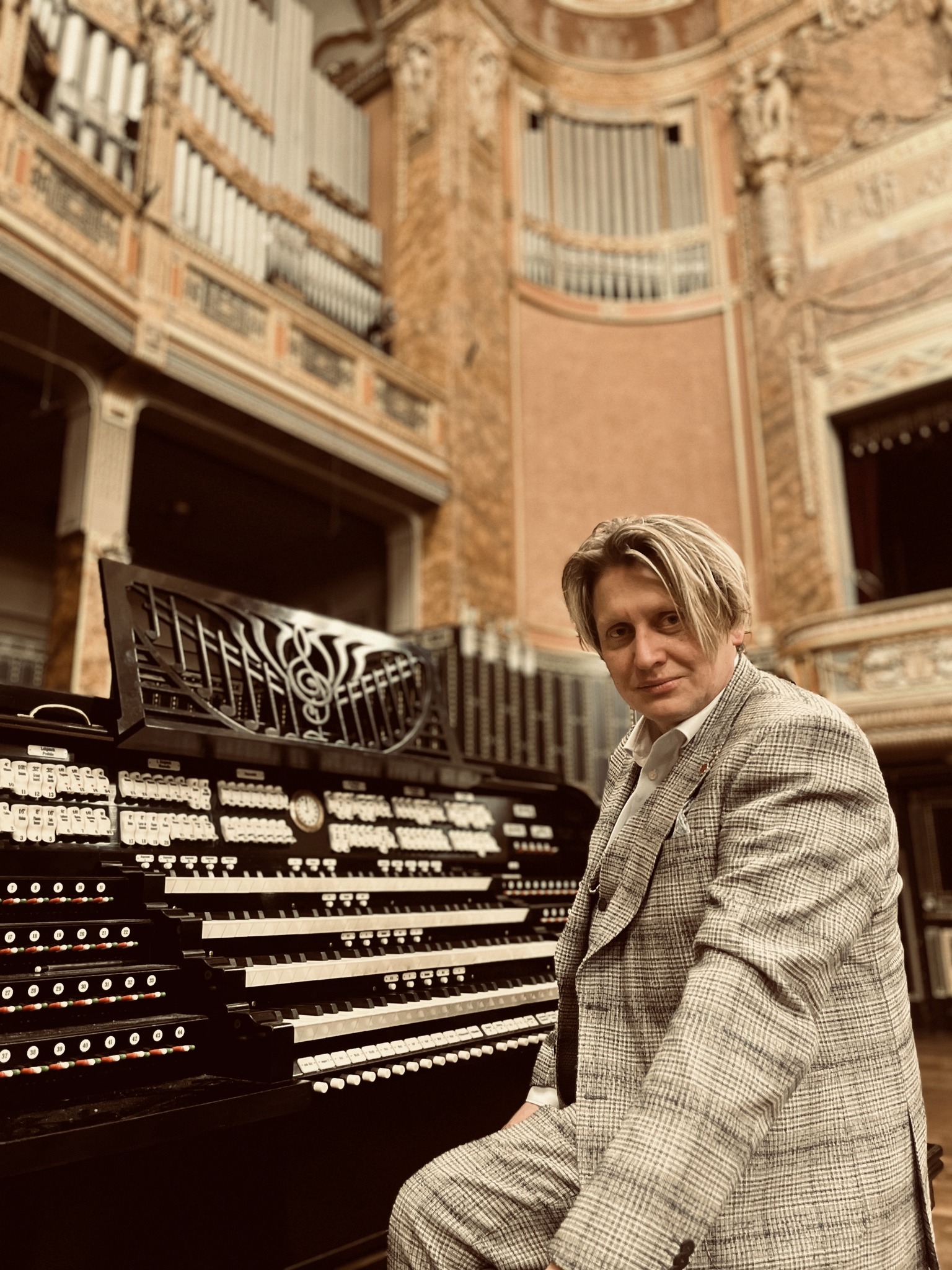 Varnus Xavér állítja: 12 milliós kárt okozott neki egy csaló – megszólalt az orgonaépítő, szerinte az ő oldalán van az igazság